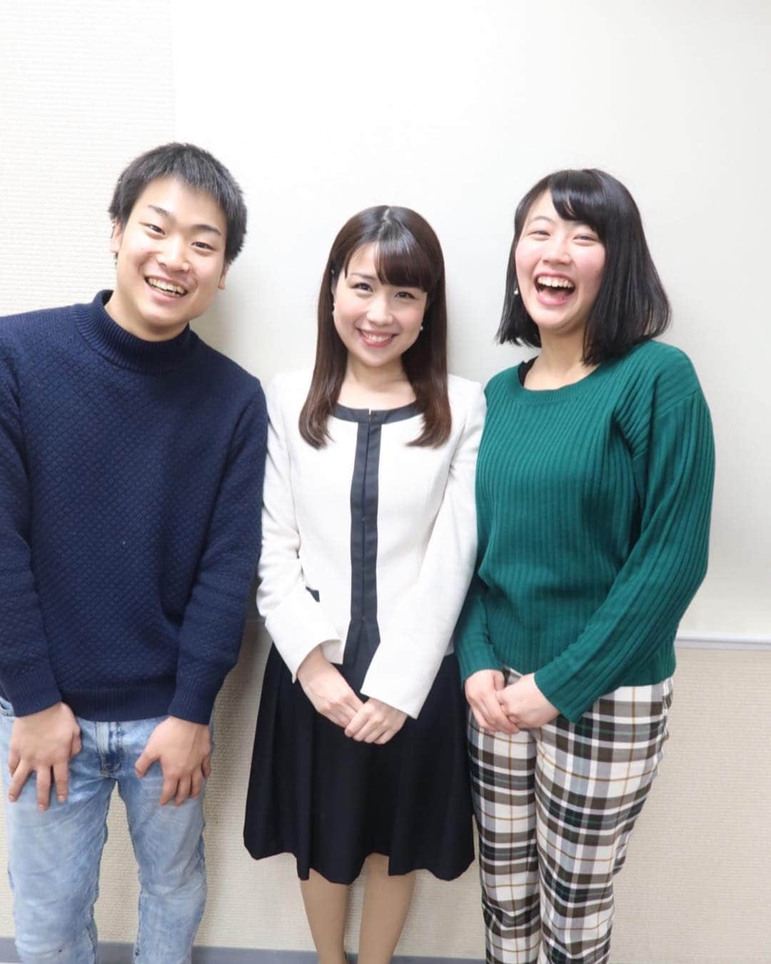 道岡桃子さんのインスタグラム写真 - (道岡桃子Instagram)「大学生３人組！！？笑 . 先日のYouTube撮影のオフショットです。 今回は大人気YouTuber福田駿くんとコラボレーション！駿くんは金沢大学在学中、写真右の女の子は撮影を手伝ってくれた明治大学のゆりかちゃんです。２人ともかわいいでしょう？ . そんな２人は就職活動真っ只中だそうで…駿くんは自身の経験を生かした就活系YouTuberとして地元の北陸朝日放送でも特集が組まれるほど！ . 今回駿くんのアイディアでニュース風の動画を撮ったのですが、さすがYouTuber！そのクリエイティビティに驚きました。 . アナウンサーが読む原稿って結構言い回しが独特で、書くのが難しいのに、駿くんはサラッと書いちゃったの！？修正箇所もほとんどなかったし…。しかも企画、撮影、編集、公開、と全部こなしていてすごい。まるで１人テレビ局やないかッ！？ . やっぱりYouTubeでも人気でる人って、ちゃんと理由があるなあ、と思いました（偉そうな言い方ごめんなさい）礼儀正しくてセンス溢れる男の子でした。行動力のある学生さんは応援したい！ . 今回の動画以外にも有名人や社長さんにインタビューなど面白いものばかりなので、みなさん【しゅんダイアリー】見てみてくださいね！ . #しゅんダイアリー @otukaretyaaan  #youtube #youtuber #しゅん #ユーチューバー #アナウンサー #ニュースキャスター #インタビュー #動画 #おもしろ動画 #面接 #内定 #it企業 #就職活動中 #学生 #就職活動 #就活 #大学生 #お笑い #youtubers #女子大生 #アナウンサー試験 #動画作成 #金沢大学 #明治大学 #立命館大学 #北陸朝日放送」3月21日 20時34分 - momoko_ana