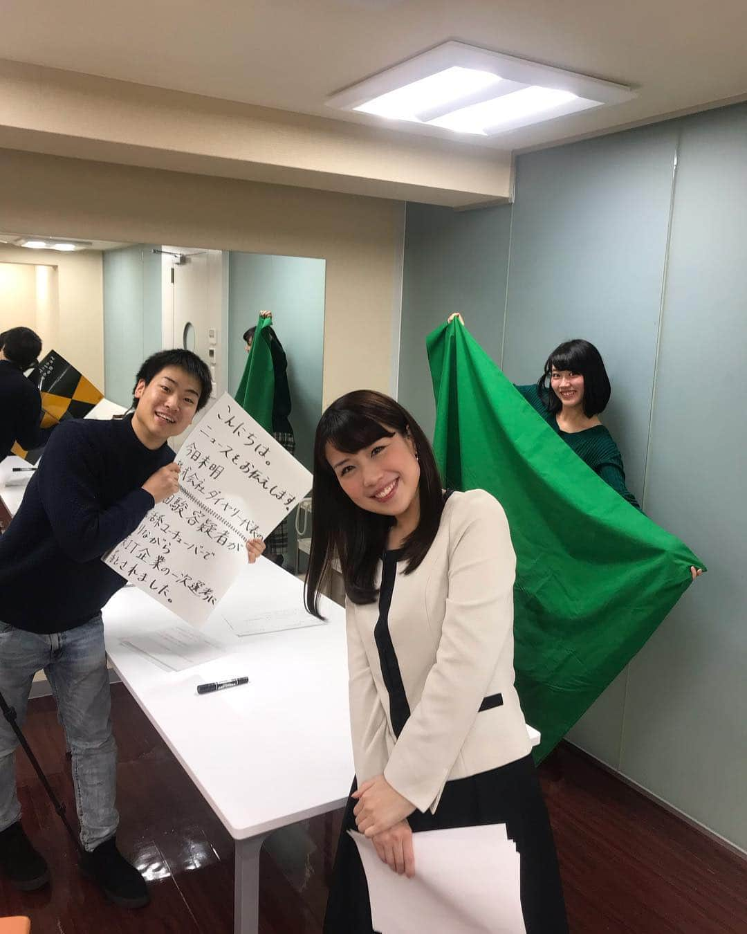 道岡桃子さんのインスタグラム写真 - (道岡桃子Instagram)「大学生３人組！！？笑 . 先日のYouTube撮影のオフショットです。 今回は大人気YouTuber福田駿くんとコラボレーション！駿くんは金沢大学在学中、写真右の女の子は撮影を手伝ってくれた明治大学のゆりかちゃんです。２人ともかわいいでしょう？ . そんな２人は就職活動真っ只中だそうで…駿くんは自身の経験を生かした就活系YouTuberとして地元の北陸朝日放送でも特集が組まれるほど！ . 今回駿くんのアイディアでニュース風の動画を撮ったのですが、さすがYouTuber！そのクリエイティビティに驚きました。 . アナウンサーが読む原稿って結構言い回しが独特で、書くのが難しいのに、駿くんはサラッと書いちゃったの！？修正箇所もほとんどなかったし…。しかも企画、撮影、編集、公開、と全部こなしていてすごい。まるで１人テレビ局やないかッ！？ . やっぱりYouTubeでも人気でる人って、ちゃんと理由があるなあ、と思いました（偉そうな言い方ごめんなさい）礼儀正しくてセンス溢れる男の子でした。行動力のある学生さんは応援したい！ . 今回の動画以外にも有名人や社長さんにインタビューなど面白いものばかりなので、みなさん【しゅんダイアリー】見てみてくださいね！ . #しゅんダイアリー @otukaretyaaan  #youtube #youtuber #しゅん #ユーチューバー #アナウンサー #ニュースキャスター #インタビュー #動画 #おもしろ動画 #面接 #内定 #it企業 #就職活動中 #学生 #就職活動 #就活 #大学生 #お笑い #youtubers #女子大生 #アナウンサー試験 #動画作成 #金沢大学 #明治大学 #立命館大学 #北陸朝日放送」3月21日 20時34分 - momoko_ana