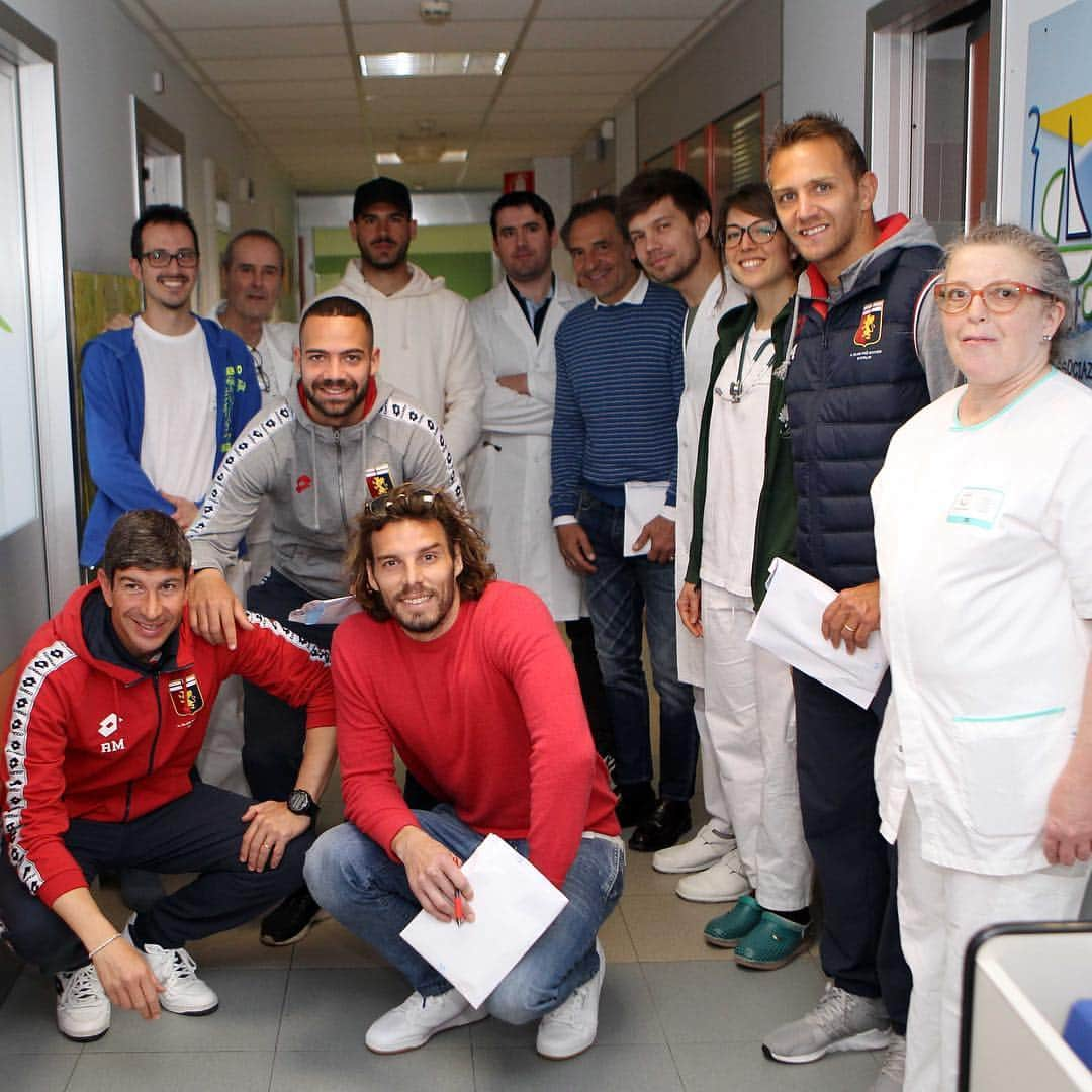 ジェノアCFCさんのインスタグラム写真 - (ジェノアCFCInstagram)「❤️💙 Presenza e vicinanza. Il Genoa fa visita all’@ospedale.gaslini.」3月21日 20時37分 - genoacfc