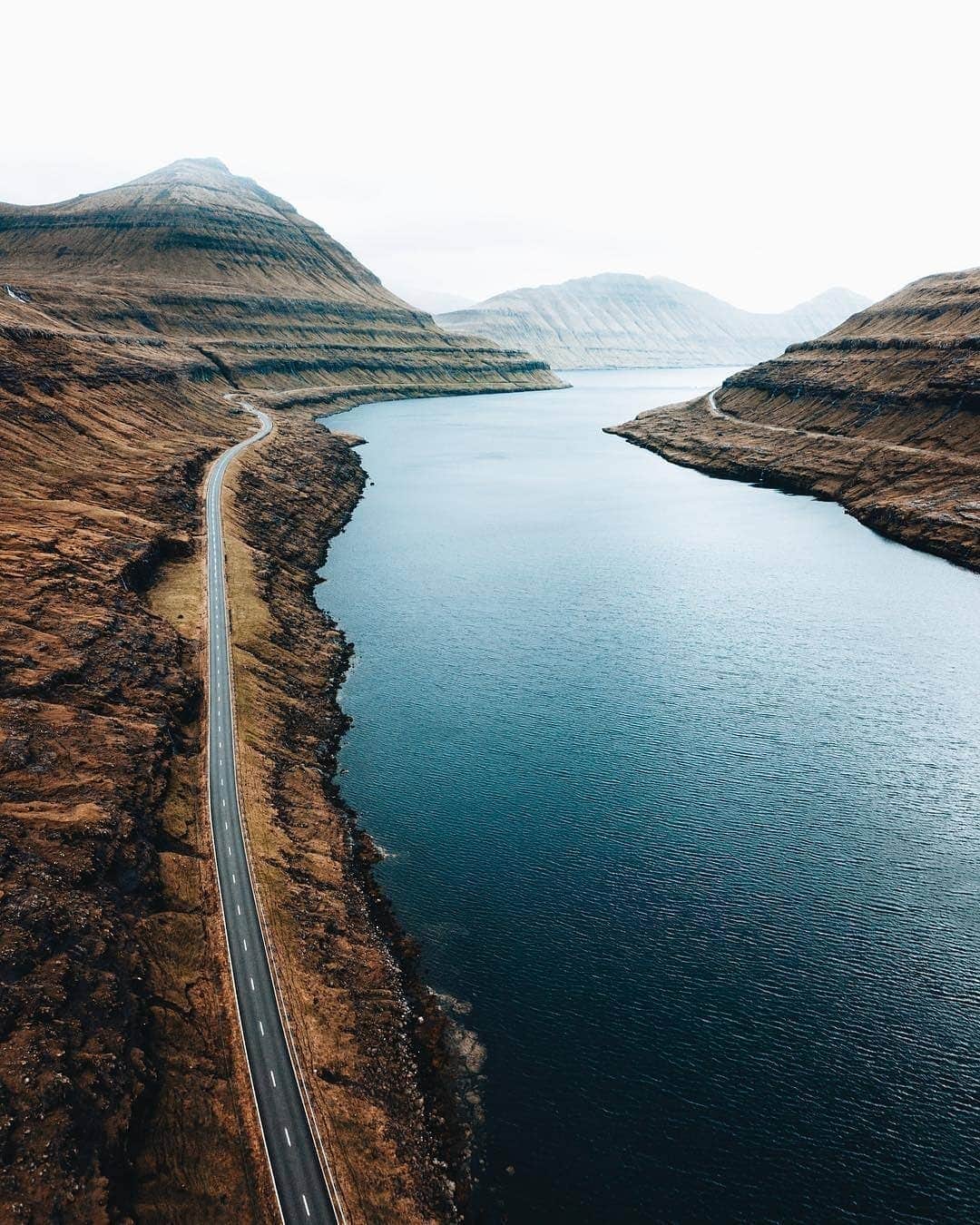 Discover Earthさんのインスタグラム写真 - (Discover EarthInstagram)「The Faroe Islands comprises of 18 rocky, volcanic islands between Iceland and Norway in the North Atlantic Ocean. Hikers and bird-watchers are drawn to the islands’ mountains, valleys and grassy heathland, and steep coastal cliffs that harbor thousands of seabirds ! 🇫🇴 Which of these beautiful photos do you like the most ? — 📍#DiscoveFaroeIslands — 📸 Photos by @formgestalter via @voyaged ​」3月21日 20時38分 - discoverearth