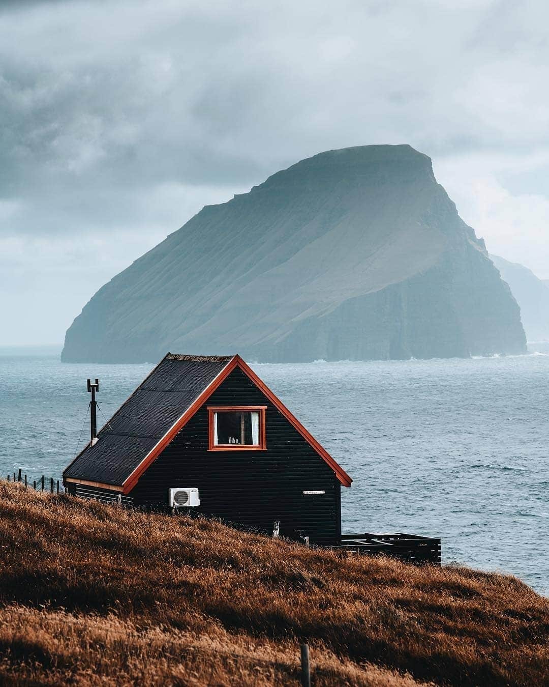 Discover Earthさんのインスタグラム写真 - (Discover EarthInstagram)「The Faroe Islands comprises of 18 rocky, volcanic islands between Iceland and Norway in the North Atlantic Ocean. Hikers and bird-watchers are drawn to the islands’ mountains, valleys and grassy heathland, and steep coastal cliffs that harbor thousands of seabirds ! 🇫🇴 Which of these beautiful photos do you like the most ? — 📍#DiscoveFaroeIslands — 📸 Photos by @formgestalter via @voyaged ​」3月21日 20時38分 - discoverearth