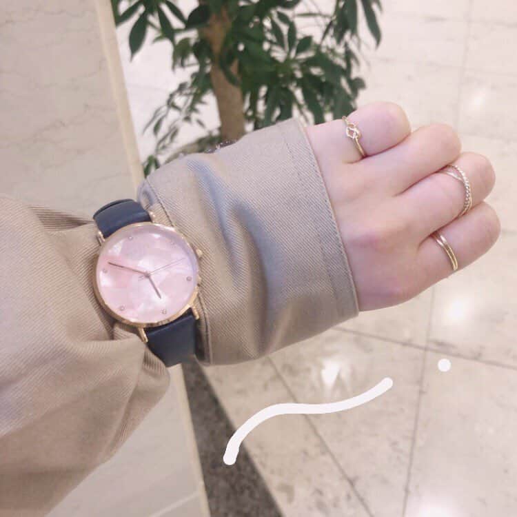 青木菜花のインスタグラム：「.﻿ .﻿ ピンクとネイビーで色合いが凄く可愛い、、﻿ ﻿ ちなみに @aletteblanc_jp ﻿の！ ﻿ こんな感じの時計ほしくて探してたから嬉しい🥰﻿ .﻿ .﻿ #aletteblanc #アレットブラン #マザーオブパール #時計  #リリーコレクション #腕時計 #watch #プレゼント #可愛い #instagood #instalike #l4l」