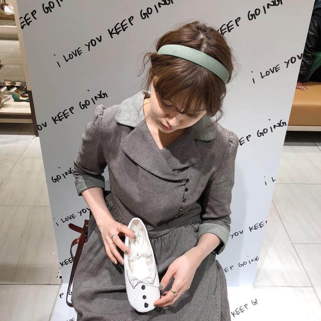 村田倫子さんのインスタグラム写真 - (村田倫子Instagram)「大好きなrepetto。 @siamusic とコラボしたリボンシューズを見たくて伊勢丹へ。 実物をみたら、やっぱり可愛くて可愛くて… 色は迷ったけど、ブラックにしました☺︎ 早く履いてお出かけしたいなあー！ 今日はこの子にあわせて 服選びました(ほんき) . #りんこーで one-piece @gyf_tokyo  shoes @repetto_japan  #repettobysia #レペット」3月21日 20時48分 - rinco1023