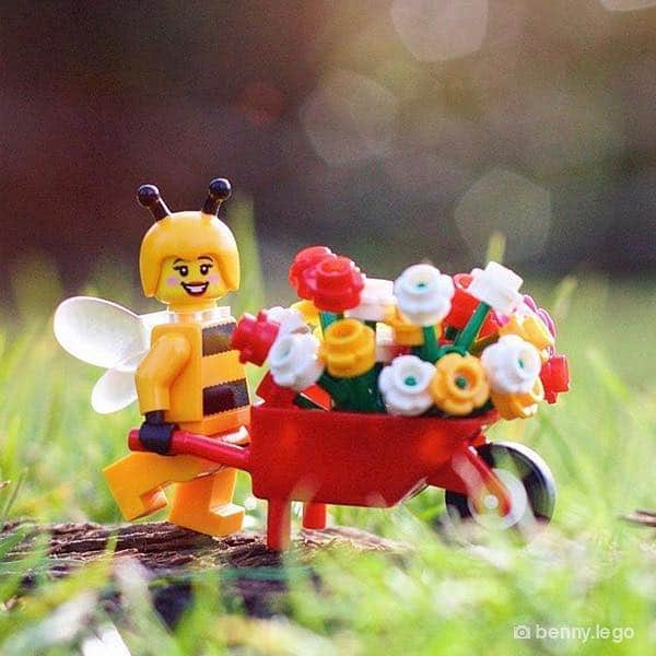 LEGOさんのインスタグラム写真 - (LEGOInstagram)「Spring has sprung 🌼🌸🌻 What's your favorite outdoor activity?  Thanks for the springtastic images to:  @miniature__adventures  @benny.lego @ballou34 @mikepsg75」3月21日 20時57分 - lego