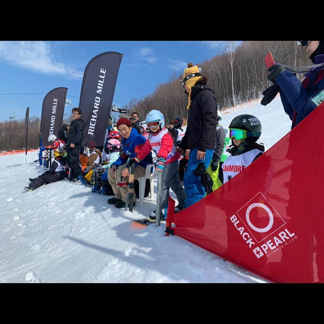 竹内智香さんのインスタグラム写真 - (竹内智香Instagram)「雪山❄スノーボード️🏂 の楽しさ、 素晴らしさを伝えたくて企画し リシャールミル⌚️ 北海道日本ハムファイターズ⚾️始め たくさんの方たちのお力をお借りして 無事に イベントを終えることができました。  最後に子供達が "楽しかった" と言ってくれて 笑顔を見せてくれたこと これが何よりもの "成功の証" のように感じました😊  協力してくださった スポンサーの皆様 イベント運営携わってくださった スタッフの皆様 そして！ 参加してくださった キッズのみんなに 心から感謝です😊 ありがとうございました✨  #スノーボードキッズわくわく杯in東川 #北海道胆振東部地震被災児童支援チャリティ #北海道日本ハムファイターズ #ゆきのね奨楽金 #リシャールミル #キャンモア  #東川町 #厚真町 #稲葉篤紀 さん」3月21日 20時52分 - tomoka_takeuchi