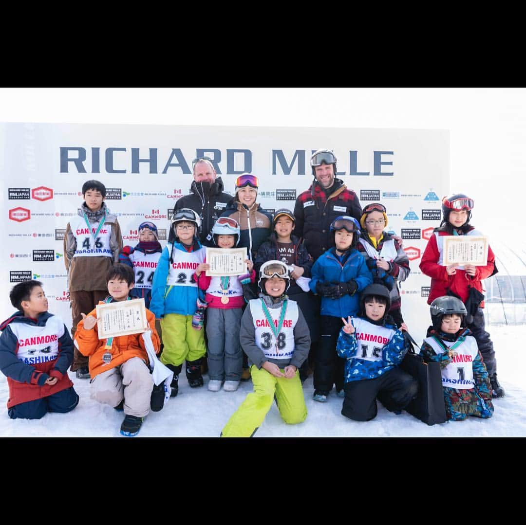 竹内智香さんのインスタグラム写真 - (竹内智香Instagram)「雪山❄スノーボード️🏂 の楽しさ、 素晴らしさを伝えたくて企画し リシャールミル⌚️ 北海道日本ハムファイターズ⚾️始め たくさんの方たちのお力をお借りして 無事に イベントを終えることができました。  最後に子供達が "楽しかった" と言ってくれて 笑顔を見せてくれたこと これが何よりもの "成功の証" のように感じました😊  協力してくださった スポンサーの皆様 イベント運営携わってくださった スタッフの皆様 そして！ 参加してくださった キッズのみんなに 心から感謝です😊 ありがとうございました✨  #スノーボードキッズわくわく杯in東川 #北海道胆振東部地震被災児童支援チャリティ #北海道日本ハムファイターズ #ゆきのね奨楽金 #リシャールミル #キャンモア  #東川町 #厚真町 #稲葉篤紀 さん」3月21日 20時52分 - tomoka_takeuchi