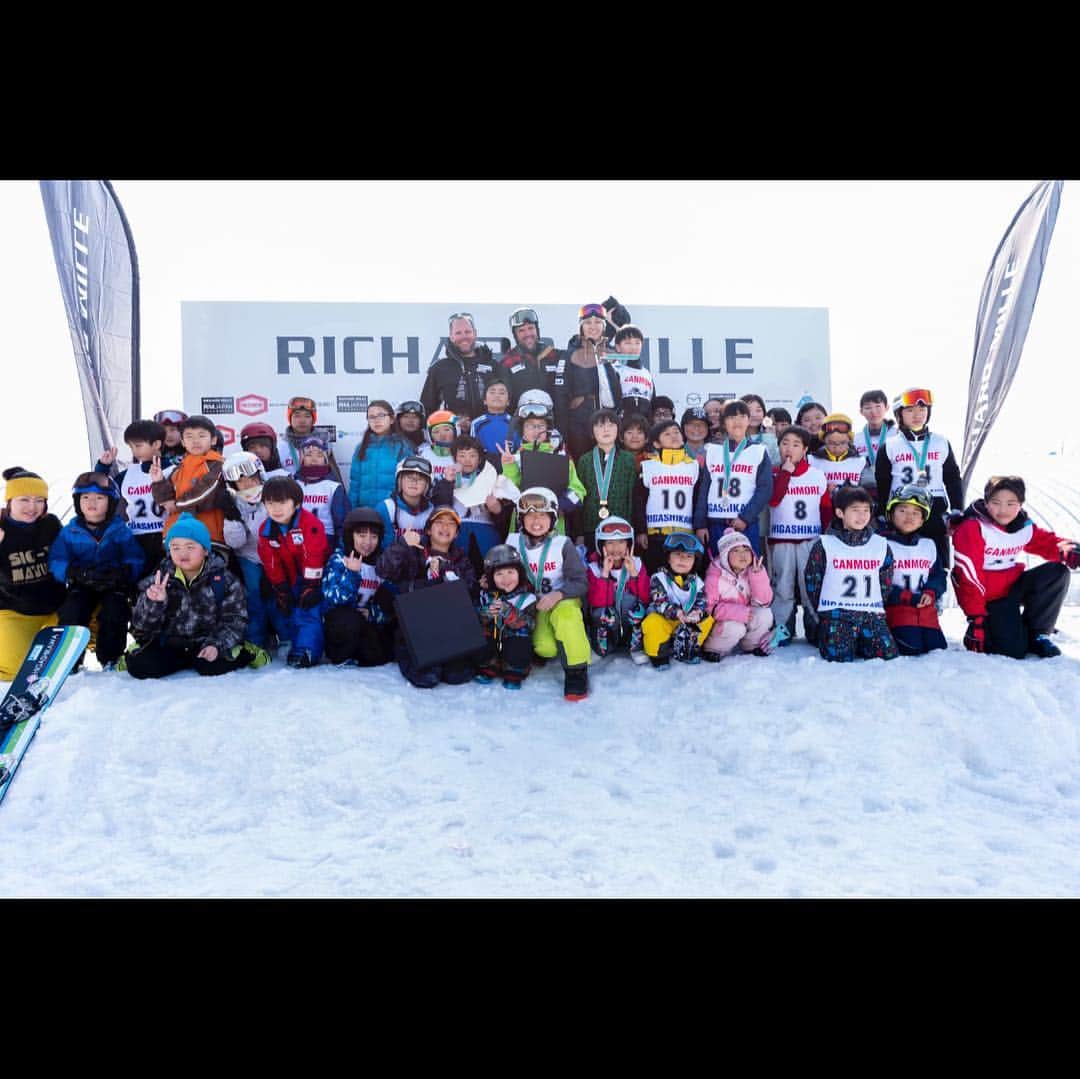 竹内智香さんのインスタグラム写真 - (竹内智香Instagram)「雪山❄スノーボード️🏂 の楽しさ、 素晴らしさを伝えたくて企画し リシャールミル⌚️ 北海道日本ハムファイターズ⚾️始め たくさんの方たちのお力をお借りして 無事に イベントを終えることができました。  最後に子供達が "楽しかった" と言ってくれて 笑顔を見せてくれたこと これが何よりもの "成功の証" のように感じました😊  協力してくださった スポンサーの皆様 イベント運営携わってくださった スタッフの皆様 そして！ 参加してくださった キッズのみんなに 心から感謝です😊 ありがとうございました✨  #スノーボードキッズわくわく杯in東川 #北海道胆振東部地震被災児童支援チャリティ #北海道日本ハムファイターズ #ゆきのね奨楽金 #リシャールミル #キャンモア  #東川町 #厚真町 #稲葉篤紀 さん」3月21日 20時52分 - tomoka_takeuchi