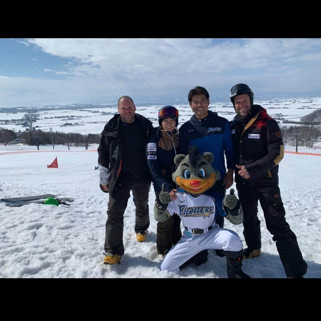 竹内智香さんのインスタグラム写真 - (竹内智香Instagram)「雪山❄スノーボード️🏂 の楽しさ、 素晴らしさを伝えたくて企画し リシャールミル⌚️ 北海道日本ハムファイターズ⚾️始め たくさんの方たちのお力をお借りして 無事に イベントを終えることができました。  最後に子供達が "楽しかった" と言ってくれて 笑顔を見せてくれたこと これが何よりもの "成功の証" のように感じました😊  協力してくださった スポンサーの皆様 イベント運営携わってくださった スタッフの皆様 そして！ 参加してくださった キッズのみんなに 心から感謝です😊 ありがとうございました✨  #スノーボードキッズわくわく杯in東川 #北海道胆振東部地震被災児童支援チャリティ #北海道日本ハムファイターズ #ゆきのね奨楽金 #リシャールミル #キャンモア  #東川町 #厚真町 #稲葉篤紀 さん」3月21日 20時52分 - tomoka_takeuchi