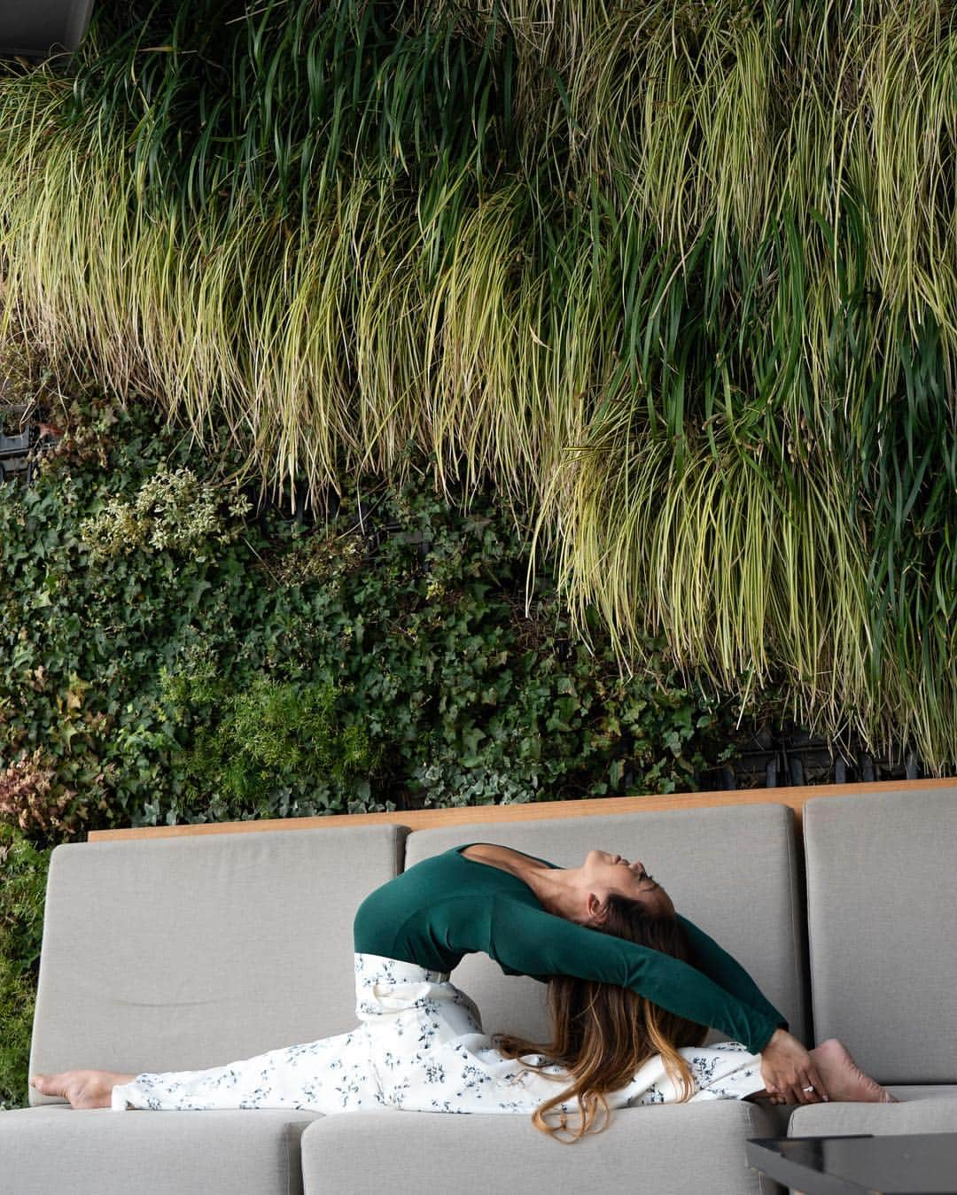 Andaz Tokyo アンダーズ 東京さんのインスタグラム写真 - (Andaz Tokyo アンダーズ 東京Instagram)「Welcoming the first day of the season with a special Spring into Yoga session with the very talented @janiceliou 🧘‍♀️🌱@arina.yoga  Big thanks to all our guest for joining us 💛See more in our stories, and let us know how you celebrated Spring! - 📸 @janiceliou . . #andazrooftop #spring #yoga #yogaevent #springequinox #wellness #yogajapan #andaztokyo #andaz #wheninandaz #よが #アンダーズ東京 #アンダーズ東京」3月21日 21時06分 - andaztokyo