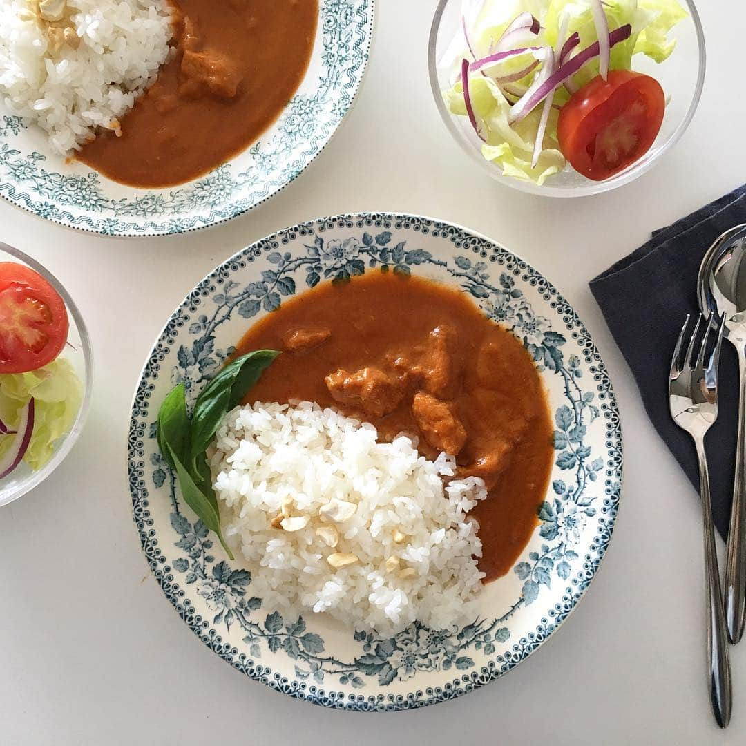 北澤 宏美さんのインスタグラム写真 - (北澤 宏美Instagram)「- お昼はカレーよ🍛  3月14日クイーンズ伊勢丹で発売した ISETAN MITSUKOSHI THE FOOD トマトとカシューナッツのコク深いバターチキンカレー  迷ったらだいたいバターチキンのひと🙋🏻‍♀️ 程よい酸味とコクのバランスが上品 チキンもやわらかい😋  今やレトルトだからってあなどれないのね 本格的だし化学調味料無添加、国産鶏使用ってとこが とってもうれしい！！ ・ ご飯作り、疲れて手抜きをしたいときもある 自分が外食したいとき お米炊いてこれ食べといて〜 って言ってもこれなら罪悪感少ないかも おいしいし、温めるだけだしね🙂  キーマとスパイシーもあるよ 気になるよね、とりあえず買いだめかな  @queensisetan #クイーンズ伊勢丹#本格カレー #コクうま #レトルトカレー #手軽 #時短 #food #curry#pr」3月21日 20時59分 - romihy58