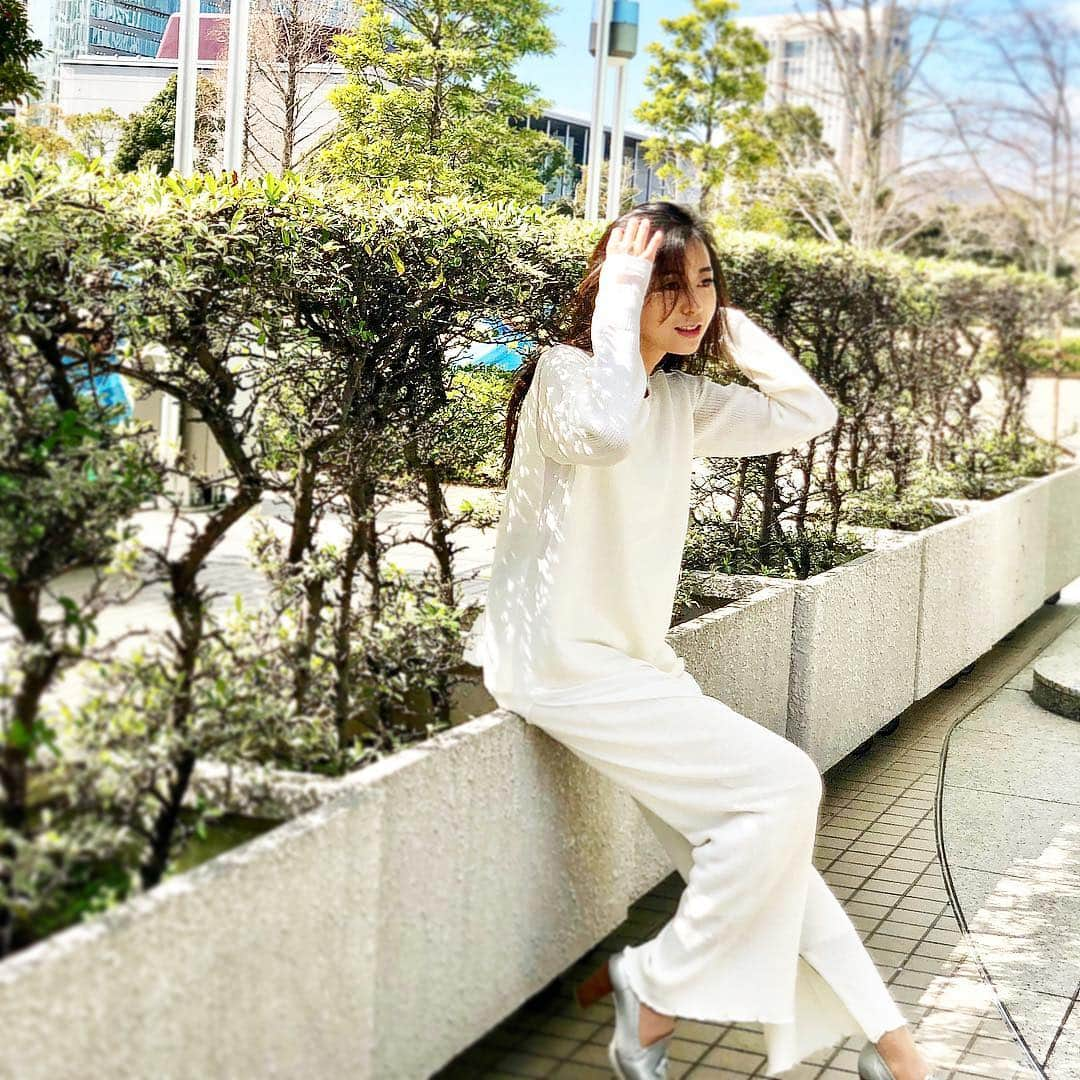 若尾綾香さんのインスタグラム写真 - (若尾綾香Instagram)「☆ AllWhiteな日😛🌸 set up#amerivintage shoes#diana  #Springfashion#Spring#Whitefashion#春コーデ#ゆるコーデ#大人シンプル#春服#可愛すぎ#すぐポチる」3月21日 21時00分 - ayaka_wakao