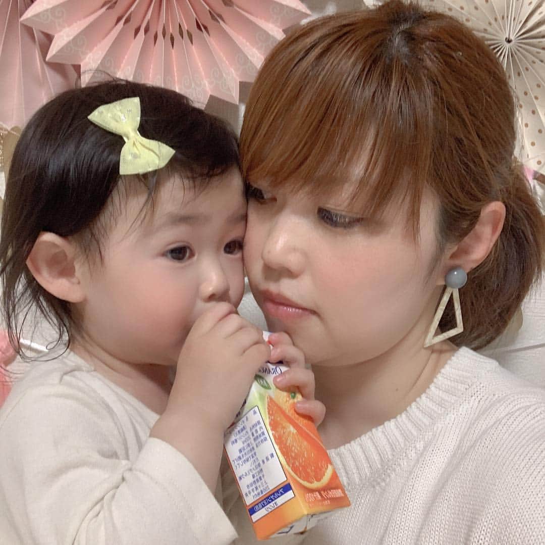 大菅小百合のインスタグラム：「2歳になった娘と❤️❤️❤️ 残念ながら鼻ママ似だねっ😆😆✨‼️大好きなアンパンケーキとリアル写真ケーキでお祝い🎂🎉 ・ ・ ・ #2m1d #リンゴよりオレンジジュース派 #ホワイトニングしたアンパンマン #リアル写真の部分だけ抜き取り冷凍保存 #お誕生日 #成長と健康を願って」