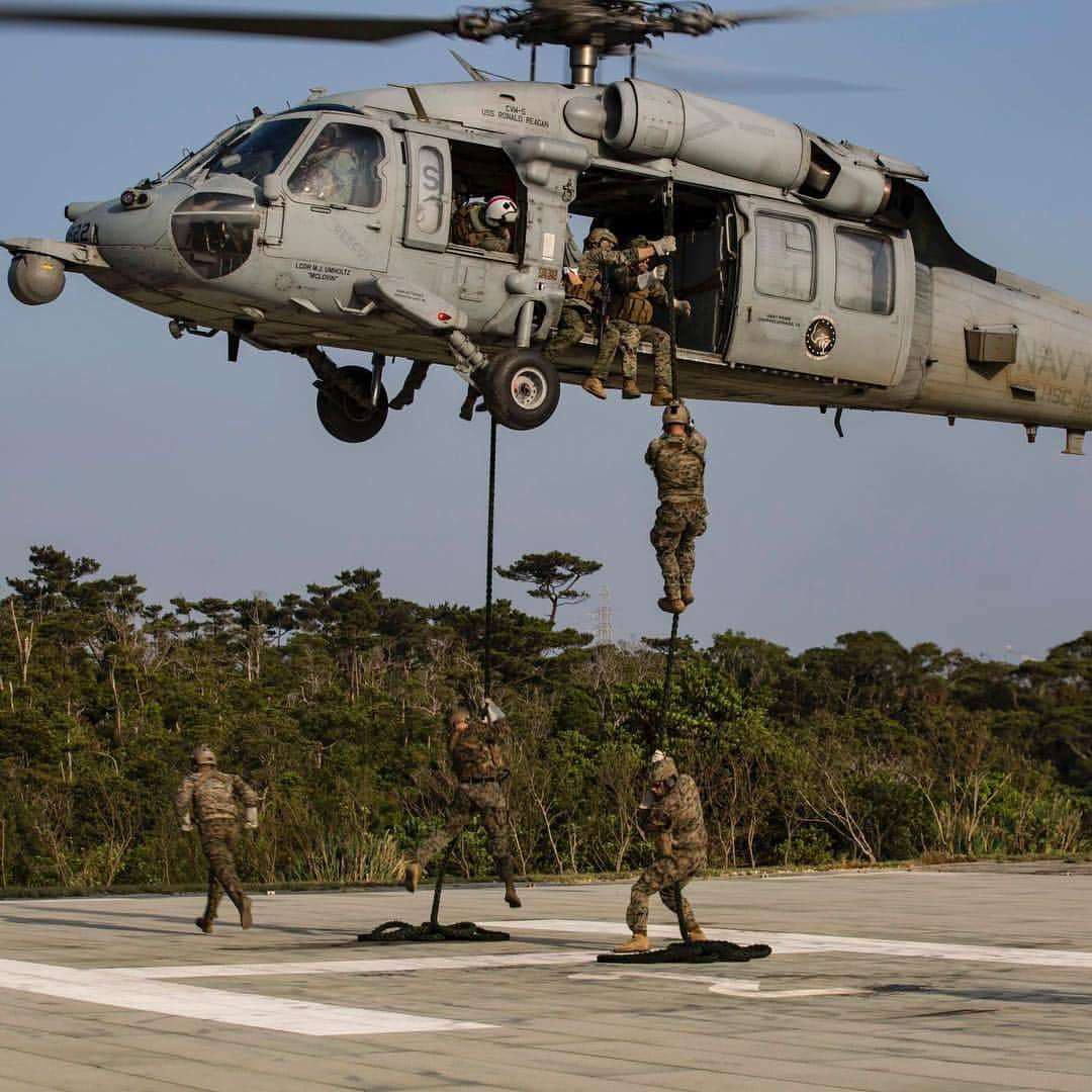 アメリカ海兵隊さんのインスタグラム写真 - (アメリカ海兵隊Instagram)「When you hear March Madness is about to kick off... Marines with 3rd Reconnaissance Battalion, 3rd Marine Division, conduct fast roping out of a helicopter on Camp Hansen, Okinawa, Japan, March 15, 2019. (U.S. Marine Corps photo by Lance Cpl. Marcus Allen)  #Marines #MarchMadness #Ballin’ #Basketball #Hoops #Sports #USMC #MarineLife #Yut #Kill #Japan #Military #NCAA #Tournament #FastRope #Adrenaline #Recon #Photography」3月21日 21時02分 - marines