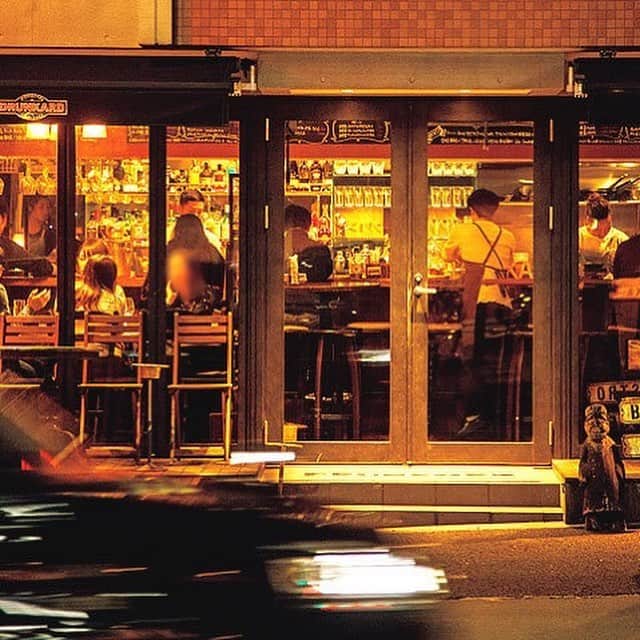 東京カレンダーさんのインスタグラム写真 - (東京カレンダーInstagram)「東京カレンダー最新号は「金曜夜、もう一杯」がテーマ。時間に制限のない金曜日は、妥協せずに選んだ2軒目で長い夜を満喫！さぁ、明日の金曜夜はどこへ行く？  #東京カレンダー #東カレ #tokyocalendar #金曜夜はもう一杯 #二軒目選び #清野菜名 #片寄涼太 #深夜営業の店 #ソファのあるバー #DRUNKARD恵比寿 #falo #ロッツォシチリア」3月21日 21時02分 - tokyocalendar