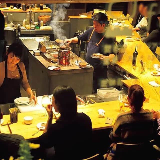 東京カレンダーさんのインスタグラム写真 - (東京カレンダーInstagram)「東京カレンダー最新号は「金曜夜、もう一杯」がテーマ。時間に制限のない金曜日は、妥協せずに選んだ2軒目で長い夜を満喫！さぁ、明日の金曜夜はどこへ行く？  #東京カレンダー #東カレ #tokyocalendar #金曜夜はもう一杯 #二軒目選び #清野菜名 #片寄涼太 #深夜営業の店 #ソファのあるバー #DRUNKARD恵比寿 #falo #ロッツォシチリア」3月21日 21時02分 - tokyocalendar