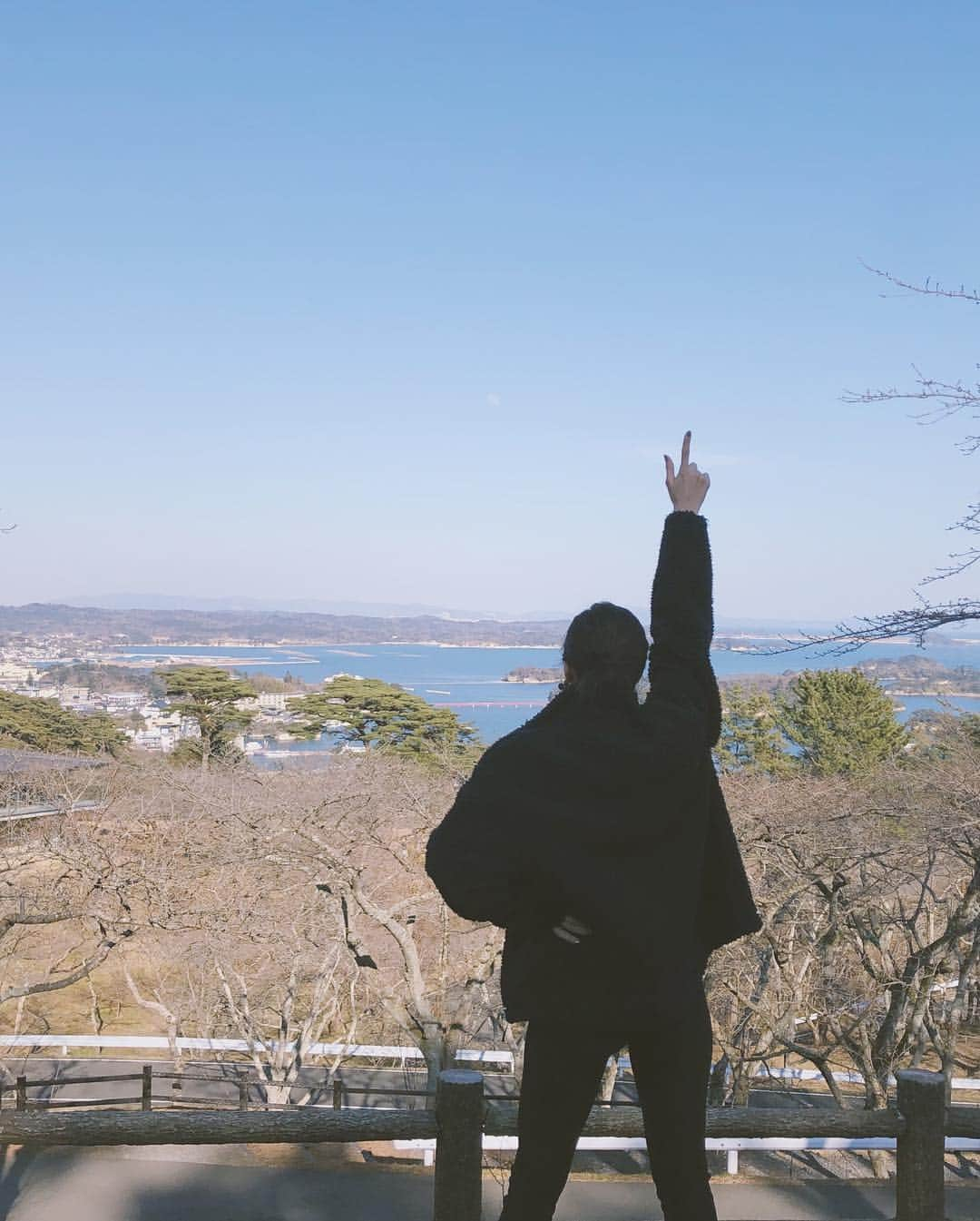 奈津美さんのインスタグラム写真 - (奈津美Instagram)「⌘ 車で5時間の仙台の旅 🚘 ❤︎ なんだか地元に似てて 落ち着く場所だった🌸 元気しか、もらわなかったなぁ！ まりこ ありがとう ☺︎💗 . 仙台フォーラスの @searoomlynn_shop に みんな遊びに行ってね🐚🌟 ⌘ #Matsushima #sendai #japan #searoomlynn #fashion #松島 #仙台 #日本三景 #寒すぎて渡る勇気出ず #絶景 でした #ひょうたん揚げ好きだ #原田奈津美」3月21日 21時15分 - natsumi_7.2.3