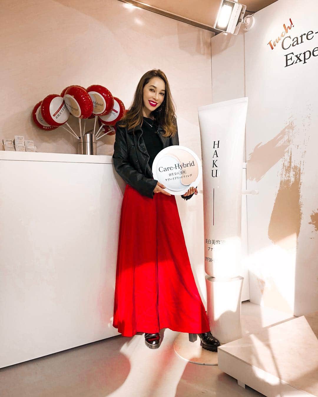 のインスタグラム：「#ootd  #lookdodia . 表参道で行われている資生堂のイベントで 「薬用 ケアハイブリッドファンデ」を体験してきました💕 軽いテクスチャーが好き♥️ 近くに居たら、立ち寄ってみてね💕 . . . #ケアハイブリッドファンデ #3500時間 #薬用ファンデ #ファンデーション #資生堂体感イベント #pr」