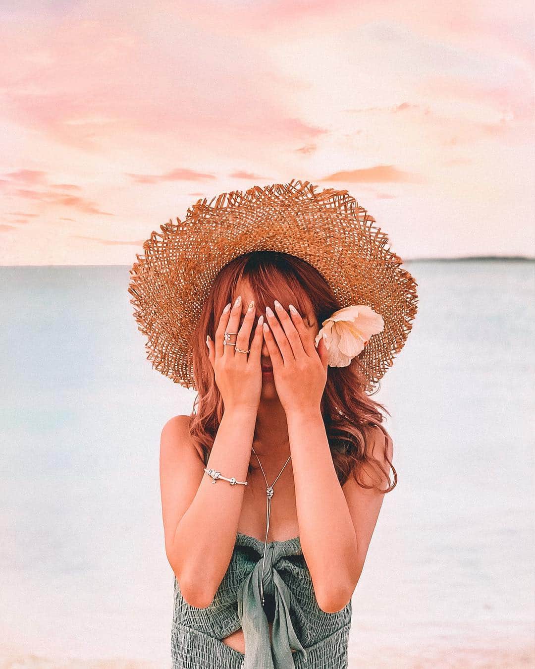 のインスタグラム：「ㅤㅤㅤㅤㅤㅤㅤㅤㅤㅤㅤㅤㅤ 大好きな沖縄に来てるよ♡ やっぱり海が大好き🌺  この日はゆっくり波の音をききながら わんちゃんが海で泳いでるのを 眺めたり最高なサンセットの時間だった♡ ㅤㅤㅤㅤㅤㅤㅤㅤㅤㅤㅤㅤㅤ ㅤㅤㅤㅤㅤㅤㅤㅤㅤㅤㅤㅤㅤ 着けてるアクセサリーは PANDORAの新作の Pandora Garden🏵 ㅤㅤㅤㅤㅤㅤㅤㅤㅤㅤㅤㅤㅤ 花や蝶々や四つ葉のクローバーが モチーフになっているよ♡  自分自信を幸せにできること。 内側からの美しさを表現できることが コンセプトになっているんだって🍀  ㅤㅤㅤㅤㅤㅤㅤㅤㅤㅤㅤㅤㅤ ――――――――――――― ㅤㅤㅤㅤㅤㅤㅤㅤㅤㅤㅤㅤㅤ 🗺 #沖縄 #okinawa  ㅤㅤㅤㅤㅤㅤㅤㅤㅤㅤㅤㅤㅤ 📍#新原ビーチ  #miibarubeach  ㅤㅤㅤㅤㅤㅤㅤㅤㅤㅤㅤㅤㅤ ――――――――――――― ㅤㅤ #おーぬまん沖縄旅 ㅤㅤㅤㅤㅤㅤㅤㅤㅤㅤㅤ @theofficialpandora #pandoragarden」