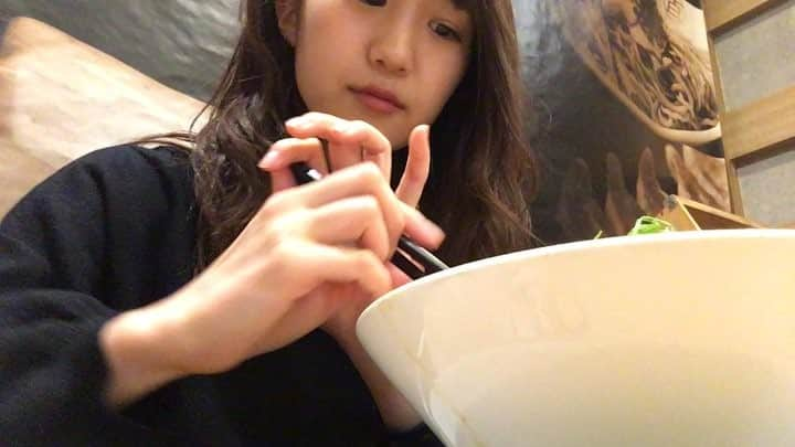 渡邉ひかるのインスタグラム：「ただただ麺をすする渡邉。 珍しく動画のみ🍜 ・ ・ ・ ・ ・ #渡邉ひかる #ラーメン大好き渡邉さん #ラーメン女子 #ラーメン部 #麺スタグラム #百年本舗 #肉汁中華そば #旨辛 #末広町 #ラーメン #らーめん #ramen」