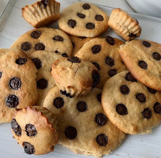 LINA（吉村リナ）さんのインスタグラム写真 - (LINA（吉村リナ）Instagram)「Tahini butter super soft cookies 🍪  みんなお待たせ🤣🙏 とーーってもリクエストの多かった、 私のオリジナルVeganソフトクッキーのレシピ🍪🍪🍪 前に載せたのは“ピスタチオクリームのソフトクッキー” だったんですが、ピスタチオクリームは試作用に業務用のものを使っていて、市販品ではないから、今回は誰でも作りやすい “タヒニバターのチョコチップSOFTクッキー” のレシピを作りました👩‍🍳✨そしてアメブロにレシピを残しました😍🙌🤤💖📝 #アメブロ →  linahappy3 ・ とっても簡単なんです🕊 もしおうちで作ったのをタグ付けしてUPしてくれたら、見に行きます😍 #3と4枚目はピスタチオクリームのバージョン」3月21日 21時08分 - lina3336