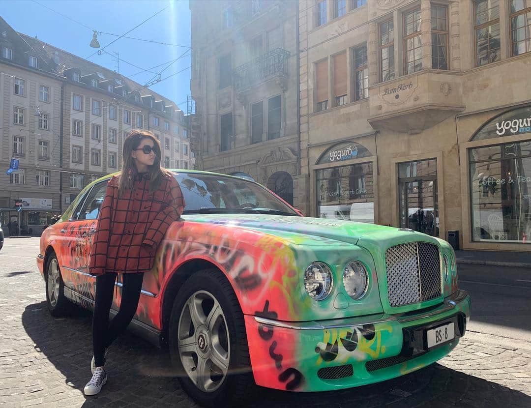 ハンナ・クインリヴァンさんのインスタグラム写真 - (ハンナ・クインリヴァンInstagram)「Woke up in Basel #messyhairdontcare #ootd #rougecocoflash #basel」3月21日 21時08分 - hannah_quinlivan