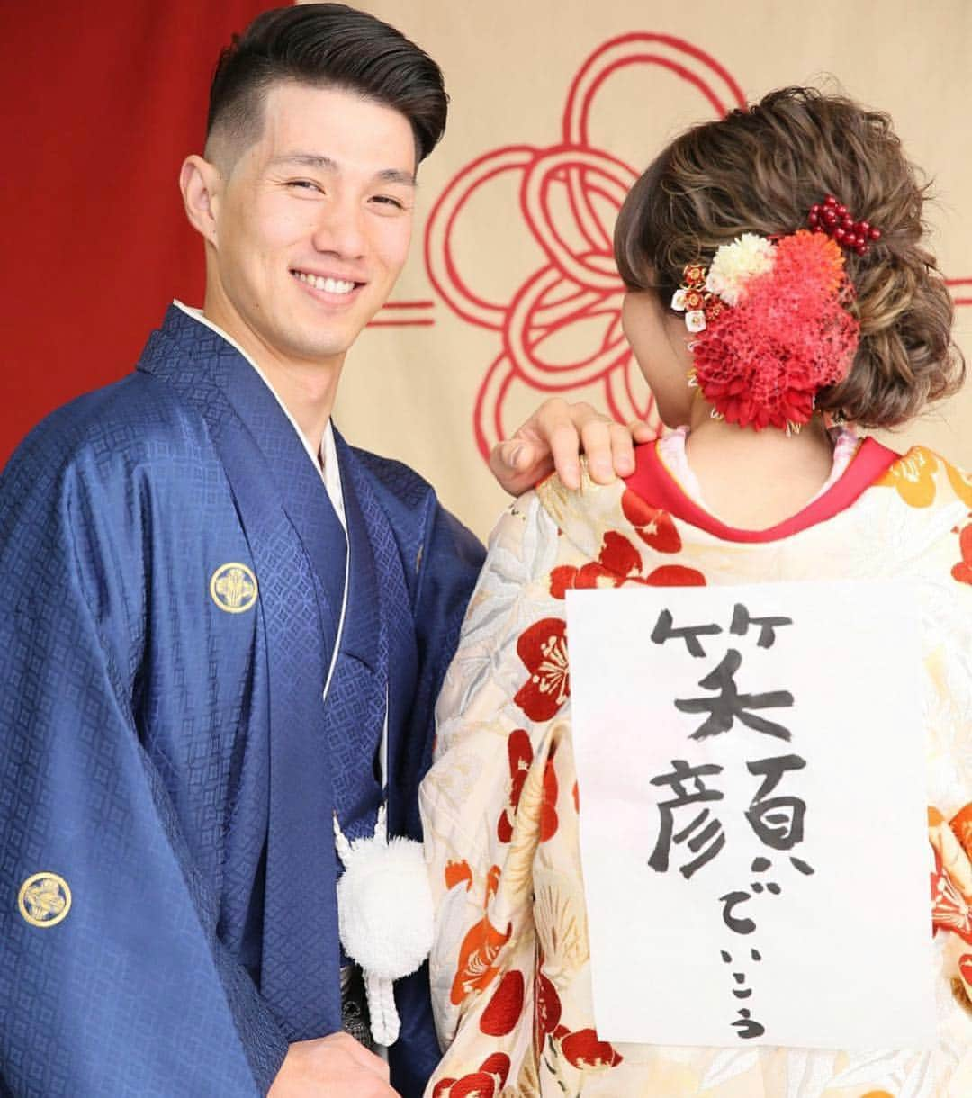 プレ花嫁の結婚式準備アプリ♡ -ウェディングニュースさんのインスタグラム写真 - (プレ花嫁の結婚式準備アプリ♡ -ウェディングニュースInstagram)「アイテムやポーズが参考になる❤素敵な和装フォト10選✨ * * * こちらのお写真は #フォトスタジオ @studiopalette さんからリグラムさせていただきました🌟ありがとうございました😊✨ * * * * どのフォトもおしゃれで参考になる💓studiopaletteさんの #和装 フォト❤ * カバーは和装にぴったりな習字を使った #ウェディングフォト 💓 * 背中に貼ったお互いへ向けたメッセージはなんて書いてあるのか、写真を見るまでのお楽しみ😍💕 * データがとどくのが待ち遠しくなっちゃいますね☺️✨ * #ウェルカムボード やプロフィールブック、年賀状や結婚報告ハガキに使うお写真としても最適です♥️ * 他のフォトも参考になるのでぜひスワイプ👉🏻してチェックしてみてくださいね💕 * * * * ＼📷投稿お待ちしています／ * 花嫁はもちろん、業者さんも大歓迎✨ アナタのお写真をご紹介してもOKという方は、ぜひ #ウェディングニュース にお写真を投稿してください💕 * * ⬇︎関連アカウント⬇︎ * 💒式場検索 【 @weddingnews_concierge 】 👰マイレポ花嫁 【 @weddingnews_brides 】 * * その他、編集部からの連絡専用 @weddingnews_contact や、スタッフ個人の連絡用として @WN_xxxx（xxxは個人名）があります💕 * ………………………………………… ❤️WeddingNewsとは？ * * 花嫁のリアルな”声”から生まれた 花嫁支持率No1✨スマホアプリです📱💕 * * 🌸知りたい… #結婚式準備 に役立つ記事を毎日150件配信中♩ * 🌸見たい… インスタの #ウェディング 系投稿TOP100が毎日チェックできる＊IG画像の複数ワード検索も可♩ * 🌸叶えたい… #結婚式 関連の予約サイトが大集合♩ * 🌸伝えたい… 自分の結婚式レポ『マイレポ』が簡単に作れる♩先輩花嫁のレポが読める♩ * * @weddingnews_editor のURLからDLしてね✨ * * * #プレ花嫁 #結婚  #花嫁  #ウエディング #フォトウェディング #前撮り #ロケーションフォト #和装前撮り #白無垢 #色打掛 #ハワイ挙式 #着物 #カップル #ウェルカムスペース #日本中のプレ花嫁さんと繋がりたい #プレ花嫁準備 #和装ヘア #2019秋婚 #サプライズ #2019夏婚」3月21日 21時12分 - weddingnews_editor