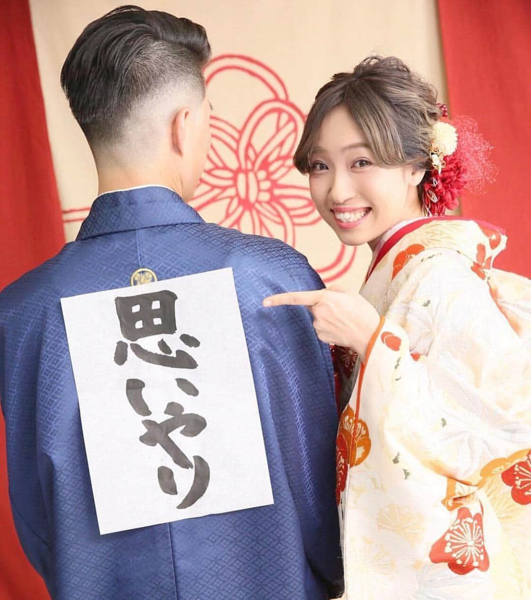 プレ花嫁の結婚式準備アプリ♡ -ウェディングニュースさんのインスタグラム写真 - (プレ花嫁の結婚式準備アプリ♡ -ウェディングニュースInstagram)「アイテムやポーズが参考になる❤素敵な和装フォト10選✨ * * * こちらのお写真は #フォトスタジオ @studiopalette さんからリグラムさせていただきました🌟ありがとうございました😊✨ * * * * どのフォトもおしゃれで参考になる💓studiopaletteさんの #和装 フォト❤ * カバーは和装にぴったりな習字を使った #ウェディングフォト 💓 * 背中に貼ったお互いへ向けたメッセージはなんて書いてあるのか、写真を見るまでのお楽しみ😍💕 * データがとどくのが待ち遠しくなっちゃいますね☺️✨ * #ウェルカムボード やプロフィールブック、年賀状や結婚報告ハガキに使うお写真としても最適です♥️ * 他のフォトも参考になるのでぜひスワイプ👉🏻してチェックしてみてくださいね💕 * * * * ＼📷投稿お待ちしています／ * 花嫁はもちろん、業者さんも大歓迎✨ アナタのお写真をご紹介してもOKという方は、ぜひ #ウェディングニュース にお写真を投稿してください💕 * * ⬇︎関連アカウント⬇︎ * 💒式場検索 【 @weddingnews_concierge 】 👰マイレポ花嫁 【 @weddingnews_brides 】 * * その他、編集部からの連絡専用 @weddingnews_contact や、スタッフ個人の連絡用として @WN_xxxx（xxxは個人名）があります💕 * ………………………………………… ❤️WeddingNewsとは？ * * 花嫁のリアルな”声”から生まれた 花嫁支持率No1✨スマホアプリです📱💕 * * 🌸知りたい… #結婚式準備 に役立つ記事を毎日150件配信中♩ * 🌸見たい… インスタの #ウェディング 系投稿TOP100が毎日チェックできる＊IG画像の複数ワード検索も可♩ * 🌸叶えたい… #結婚式 関連の予約サイトが大集合♩ * 🌸伝えたい… 自分の結婚式レポ『マイレポ』が簡単に作れる♩先輩花嫁のレポが読める♩ * * @weddingnews_editor のURLからDLしてね✨ * * * #プレ花嫁 #結婚  #花嫁  #ウエディング #フォトウェディング #前撮り #ロケーションフォト #和装前撮り #白無垢 #色打掛 #ハワイ挙式 #着物 #カップル #ウェルカムスペース #日本中のプレ花嫁さんと繋がりたい #プレ花嫁準備 #和装ヘア #2019秋婚 #サプライズ #2019夏婚」3月21日 21時12分 - weddingnews_editor