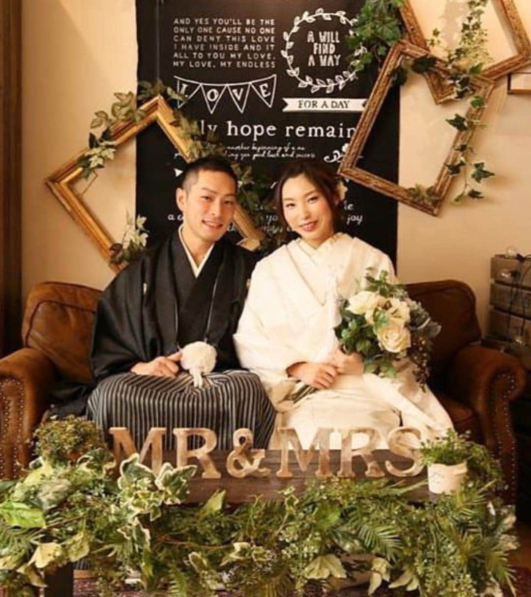 プレ花嫁の結婚式準備アプリ♡ -ウェディングニュースさんのインスタグラム写真 - (プレ花嫁の結婚式準備アプリ♡ -ウェディングニュースInstagram)「アイテムやポーズが参考になる❤素敵な和装フォト10選✨ * * * こちらのお写真は #フォトスタジオ @studiopalette さんからリグラムさせていただきました🌟ありがとうございました😊✨ * * * * どのフォトもおしゃれで参考になる💓studiopaletteさんの #和装 フォト❤ * カバーは和装にぴったりな習字を使った #ウェディングフォト 💓 * 背中に貼ったお互いへ向けたメッセージはなんて書いてあるのか、写真を見るまでのお楽しみ😍💕 * データがとどくのが待ち遠しくなっちゃいますね☺️✨ * #ウェルカムボード やプロフィールブック、年賀状や結婚報告ハガキに使うお写真としても最適です♥️ * 他のフォトも参考になるのでぜひスワイプ👉🏻してチェックしてみてくださいね💕 * * * * ＼📷投稿お待ちしています／ * 花嫁はもちろん、業者さんも大歓迎✨ アナタのお写真をご紹介してもOKという方は、ぜひ #ウェディングニュース にお写真を投稿してください💕 * * ⬇︎関連アカウント⬇︎ * 💒式場検索 【 @weddingnews_concierge 】 👰マイレポ花嫁 【 @weddingnews_brides 】 * * その他、編集部からの連絡専用 @weddingnews_contact や、スタッフ個人の連絡用として @WN_xxxx（xxxは個人名）があります💕 * ………………………………………… ❤️WeddingNewsとは？ * * 花嫁のリアルな”声”から生まれた 花嫁支持率No1✨スマホアプリです📱💕 * * 🌸知りたい… #結婚式準備 に役立つ記事を毎日150件配信中♩ * 🌸見たい… インスタの #ウェディング 系投稿TOP100が毎日チェックできる＊IG画像の複数ワード検索も可♩ * 🌸叶えたい… #結婚式 関連の予約サイトが大集合♩ * 🌸伝えたい… 自分の結婚式レポ『マイレポ』が簡単に作れる♩先輩花嫁のレポが読める♩ * * @weddingnews_editor のURLからDLしてね✨ * * * #プレ花嫁 #結婚  #花嫁  #ウエディング #フォトウェディング #前撮り #ロケーションフォト #和装前撮り #白無垢 #色打掛 #ハワイ挙式 #着物 #カップル #ウェルカムスペース #日本中のプレ花嫁さんと繋がりたい #プレ花嫁準備 #和装ヘア #2019秋婚 #サプライズ #2019夏婚」3月21日 21時12分 - weddingnews_editor