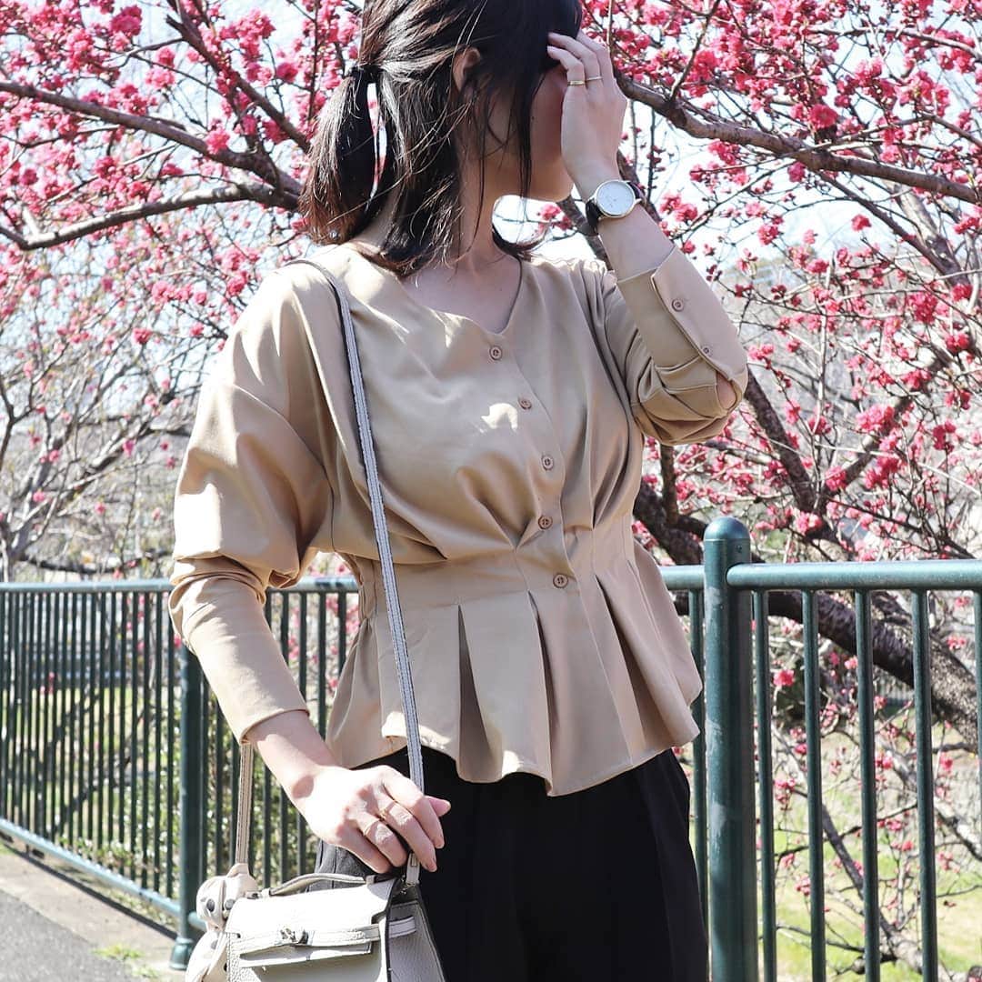 Eri Satoのインスタグラム：「beige×blackコーデ · @titivatejp の、#前後2wayペプラムタックブラウス · その名の通り前後逆にしても着られるブラウスです🙆 前ボタンだと授乳もしやすいのでママにおすすめ💕 シワにもなりにくいです♪ · 近所の桃の花が綺麗😍 · #ティティベイト#titivate #titivatestyle#fashion#ootd#outfit#code#coordinate#style#instafashion#instagood#instalike#ファッション#コーディネート#コーデ#プチプラ#プチプラコーデ#ママコーデ#パンツコーデ#シンプルコーデ#mamagirl#locari#ママファッション #partegram#読者モデル#ママモデル #l4like#カジュアル#お洒落さんと繋がりたい」