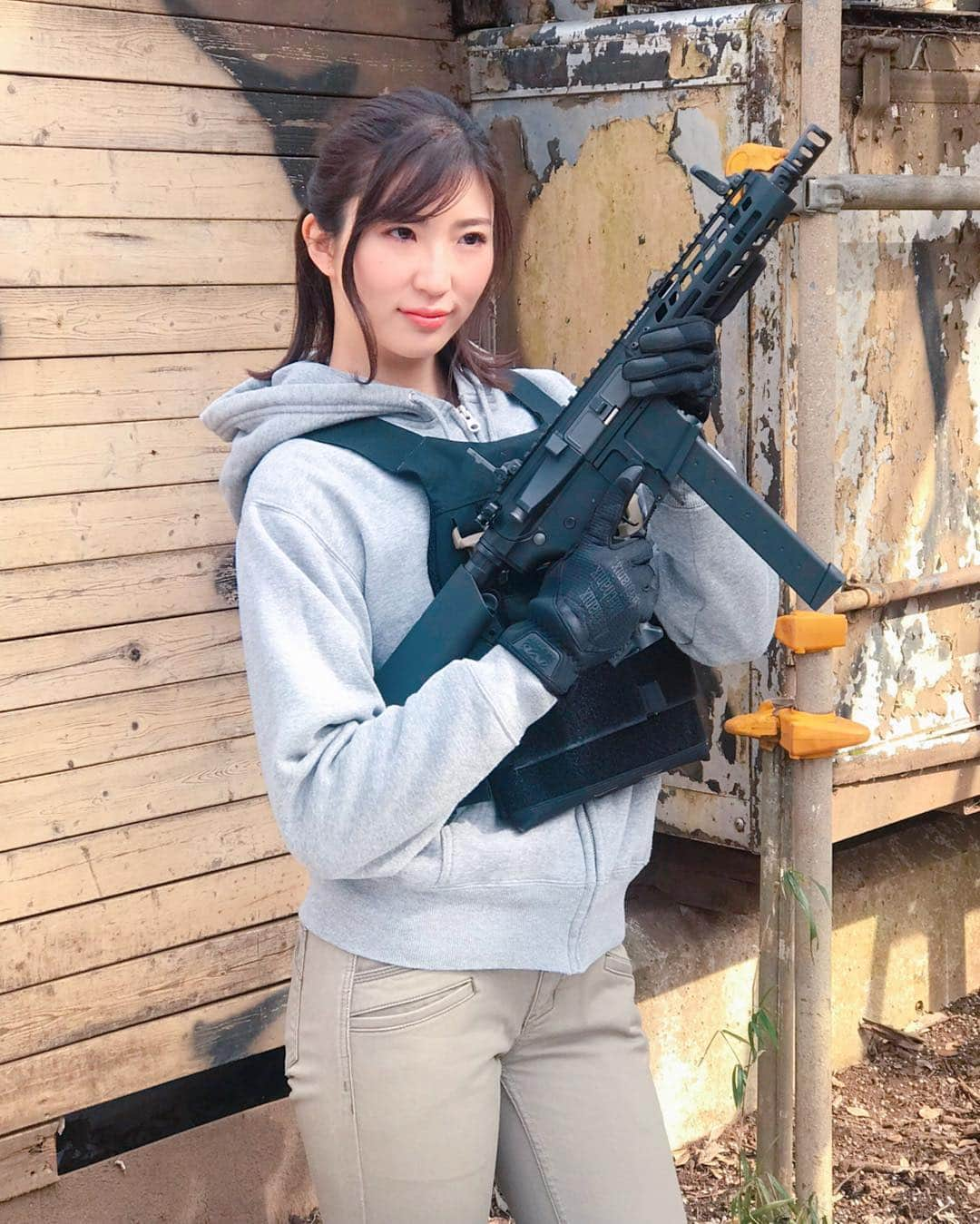 松嶋えいみさんのインスタグラム写真 - (松嶋えいみInstagram)「発売中のアームズマガジン4月号の「TOYGUN'sFIELD」に掲載中です🥰  ガン情報🔫 G&Gアーマメント  PCC9 大人気のARP9に待望のカービンバージョンが限定リリース🌟 CQBやUABに特化したスタイルからオールマイティカービンに変身！ 世界限定3,000艇なので気になったら迷わず買ってね🥺  #アームズマガジン #armsmagazine  #ホビージャパン #TOYGUN  #サバゲー #サバイバルゲーム #survivalgame #gandg  #airsoft」3月21日 21時24分 - eimi_matsushima