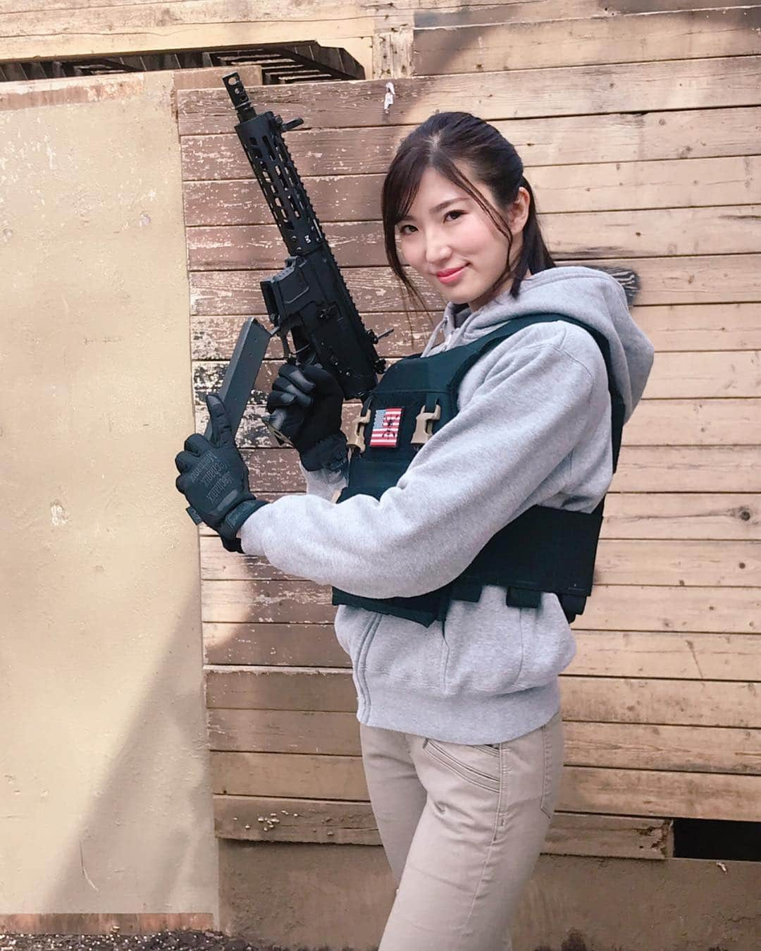 松嶋えいみさんのインスタグラム写真 - (松嶋えいみInstagram)「発売中のアームズマガジン4月号の「TOYGUN'sFIELD」に掲載中です🥰  ガン情報🔫 G&Gアーマメント  PCC9 大人気のARP9に待望のカービンバージョンが限定リリース🌟 CQBやUABに特化したスタイルからオールマイティカービンに変身！ 世界限定3,000艇なので気になったら迷わず買ってね🥺  #アームズマガジン #armsmagazine  #ホビージャパン #TOYGUN  #サバゲー #サバイバルゲーム #survivalgame #gandg  #airsoft」3月21日 21時24分 - eimi_matsushima