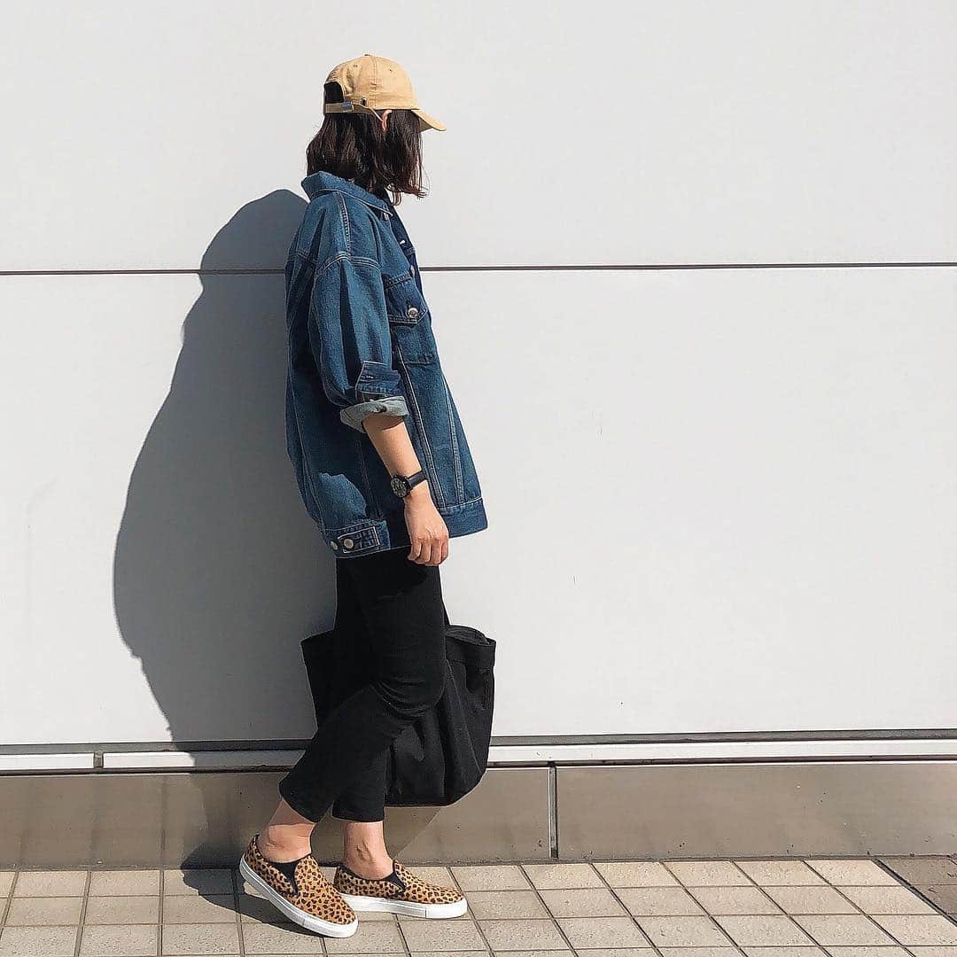 のインスタグラム：「新型AirPodsを予約しました❤️ . Cap…#gu  デニムジャケット…#hyke  デニムパンツ…#uniqlo」