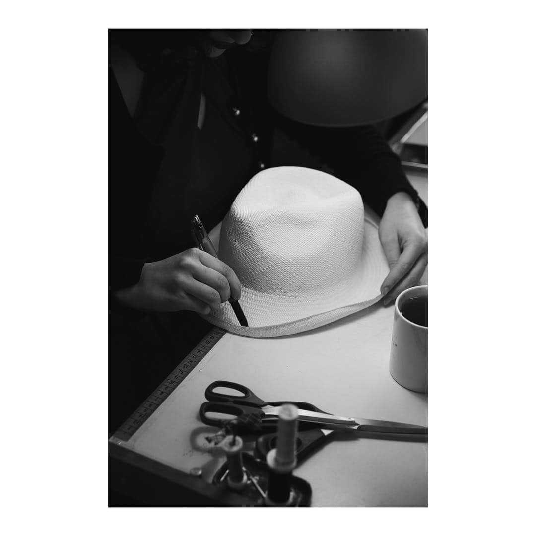 のインスタグラム：「Mühlbauer | #atelier 🖤 #milliner at work . - every #hat is #handmade in the #mühlbauer workshop in #vienna using traditional artisan methods. 📷 @ninakvk  #artwork #loveoffashion」