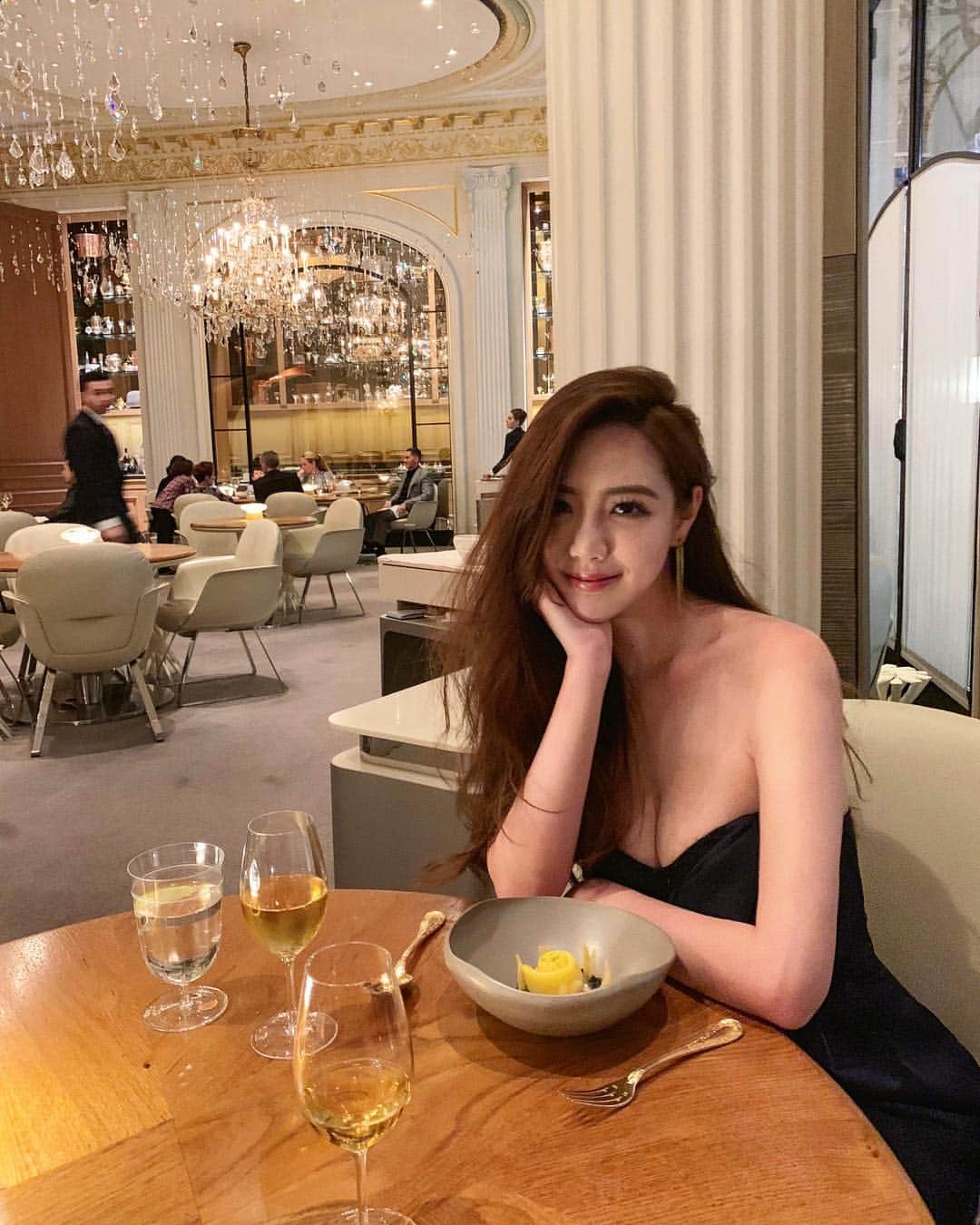 kailynne Zhangのインスタグラム：「Fine dining part1 來巴黎第二次終於來到我的dream spot之一➰Alain Ducasse au Plaza Athénée 😇」