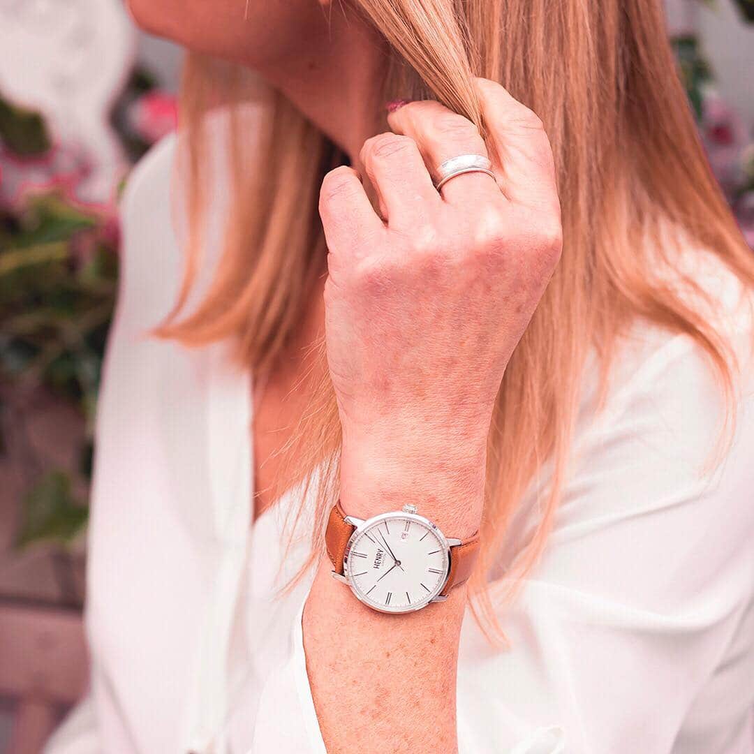 Henry London Official page of Britishさんのインスタグラム写真 - (Henry London Official page of BritishInstagram)「Looking for that everyday watch? Check out our Regency on a tan leather strap as worn by @sharniwarnes. . . . #henrylondon #henrywatches #womenswatches  #mothersday #mothersdaygifts #mothersday2019 #mothersdayideas #mothersdaygiveaway #personalisation #rosegoldeverything #mum #giftsforher #watchphotography #rosegold #loveyourmum #everydayluxury #gift #giftsforwomen #loveher #watchlover #indulge #watches #mumsarethebest  #giftsformum #BFFgoals #regency #silverwatch #tanstrap #tanwatch」3月21日 21時31分 - henrywatches