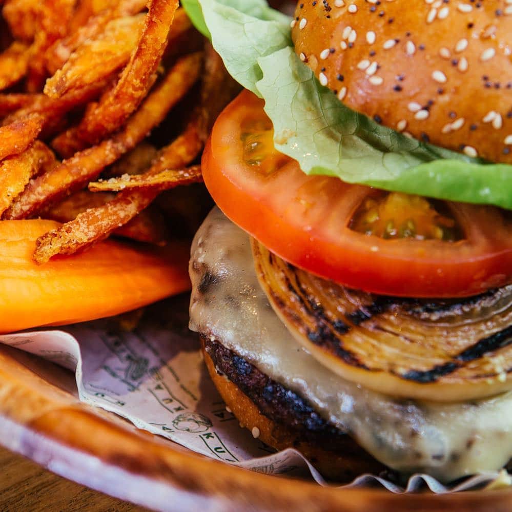 Kua 'Aina UKさんのインスタグラム写真 - (Kua 'Aina UKInstagram)「Still trying to figure out your lunch plan?  Well, here’s a #foolproof one: a lava grilled cheeseburger with some sweet potato fries. Sweet? Oh yes, sweet. 🤗」3月21日 21時31分 - kuaainauk