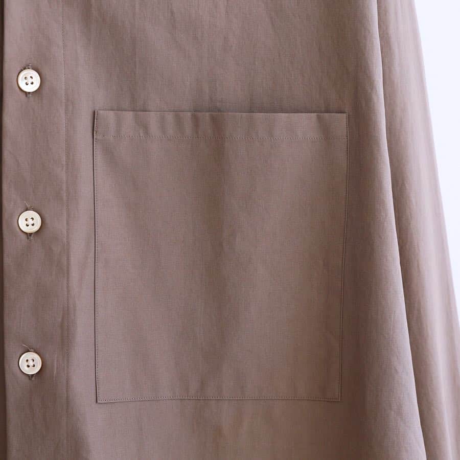 EDIFICEさんのインスタグラム写真 - (EDIFICEInstagram)「【AURALEE】﻿ - 2019  Spring&Summer - ﻿﻿﻿ ﻿ 台衿と一体化した衿が目を惹くオーバーサイズシャツ。﻿ エジプトの超長綿であるフィンクスコットンを極細番手に紡績し、しっかりと高密度に織り上げられたツイル地を採用。﻿ ﻿ 柔らかい風合いにするため生地を硬直させた後、さらに何度も生地を叩いてもみ洗いをする加工を施しています。﻿ ﻿ シルクのようなしなやかな肌触りと上品な光沢と落ち感が特徴です。﻿ ﻿﻿ ﻿﻿﻿﻿ ﻿﻿﻿ ﻿﻿﻿ ﻿﻿﻿ Shirt :【AURALEE】¥24,000+tax﻿﻿﻿﻿ ﻿﻿﻿﻿ ﻿﻿﻿﻿ ﻿﻿﻿﻿ ﻿﻿﻿ #edifice #auralee #mensshirt #shirtstyle #2019ss #mensfashion #mensstyle #menswear #oversize #bigsilhouette #menwithclass #menwithstyle #mensclassic #mensclothing #mensclothes #dapper #dapperman #dapperstyle #エディフィス #オーラリー」3月21日 21時41分 - edifice.jp