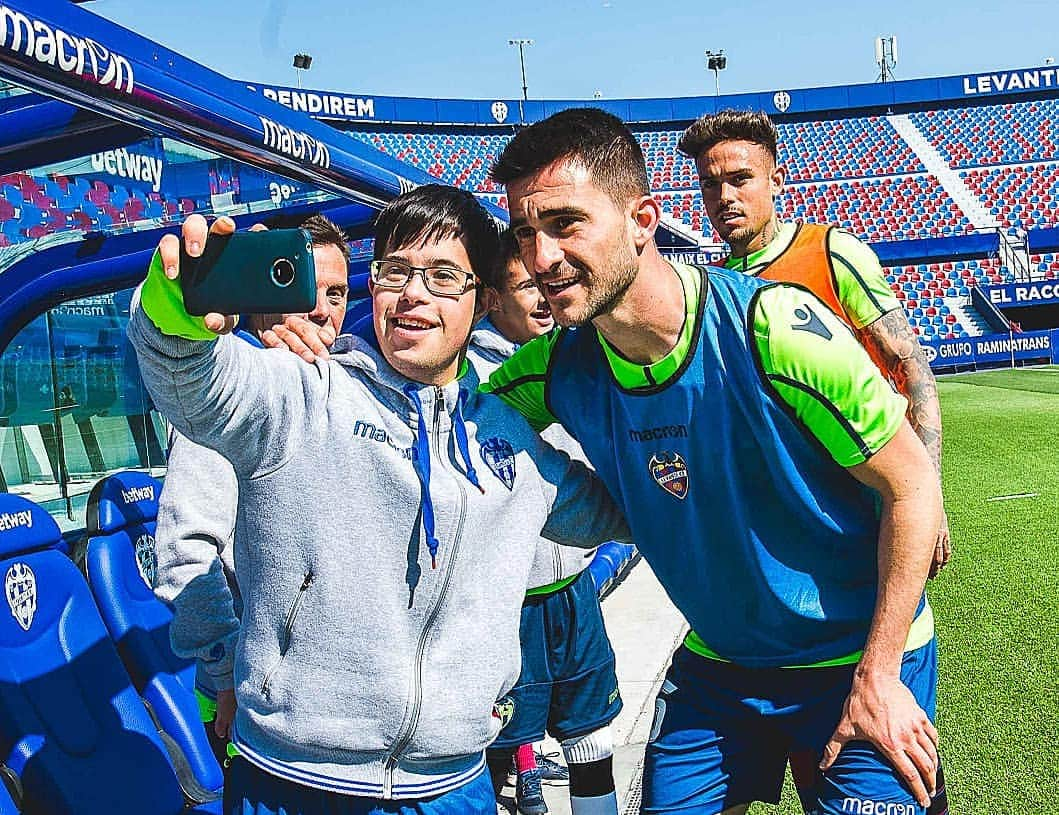 レバンテUDさんのインスタグラム写真 - (レバンテUDInstagram)「Superación, esfuerzo, valores. Todos distintos, todos iguales 🐸✌ ---- #OrgullGranota #MachoLevante #LevanteUD #Laliga #CompromisoGranota #CalcetinesDesparejados #DíaMundialSindromeDeDown @officialmacron」3月21日 21時41分 - levanteud