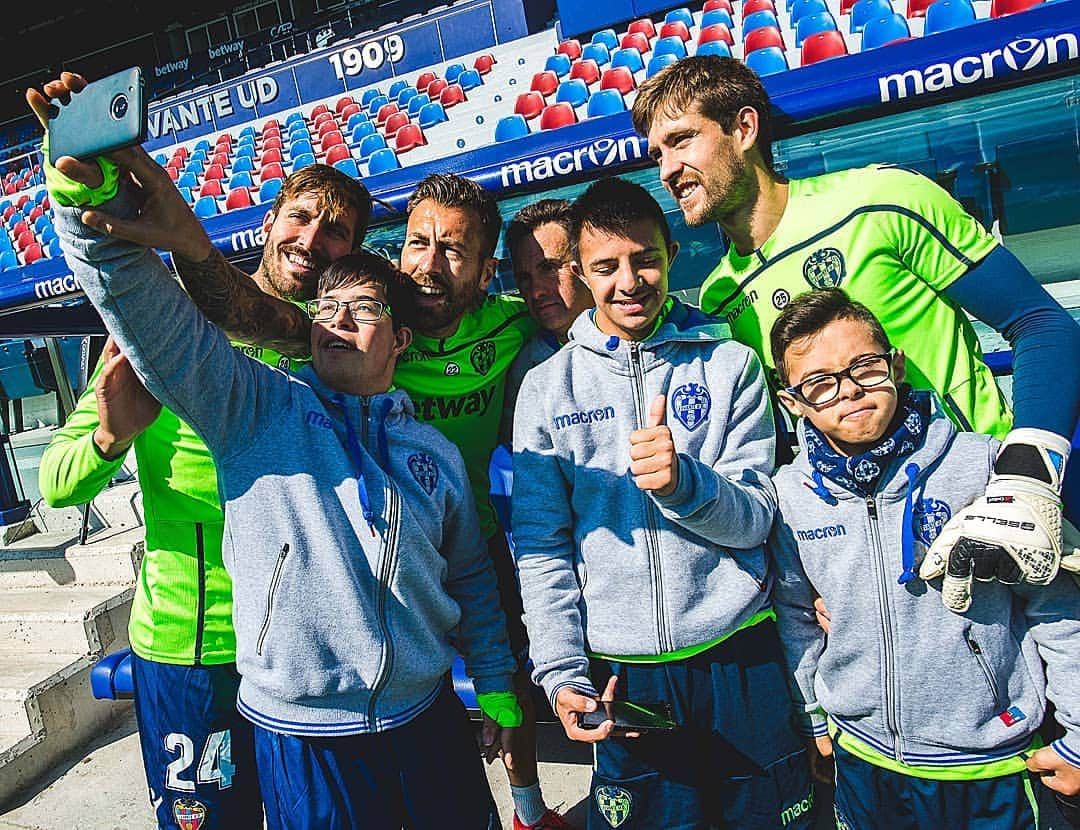 レバンテUDさんのインスタグラム写真 - (レバンテUDInstagram)「Superación, esfuerzo, valores. Todos distintos, todos iguales 🐸✌ ---- #OrgullGranota #MachoLevante #LevanteUD #Laliga #CompromisoGranota #CalcetinesDesparejados #DíaMundialSindromeDeDown @officialmacron」3月21日 21時41分 - levanteud