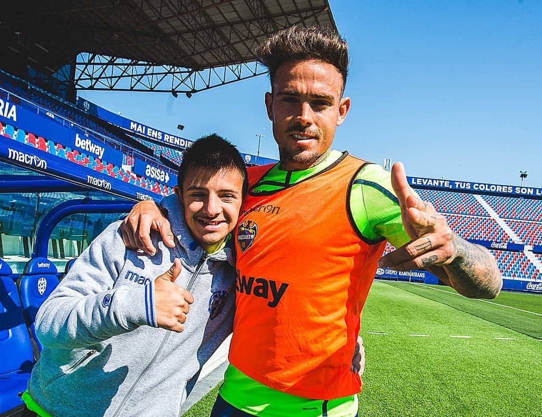 レバンテUDさんのインスタグラム写真 - (レバンテUDInstagram)「Superación, esfuerzo, valores. Todos distintos, todos iguales 🐸✌ ---- #OrgullGranota #MachoLevante #LevanteUD #Laliga #CompromisoGranota #CalcetinesDesparejados #DíaMundialSindromeDeDown @officialmacron」3月21日 21時41分 - levanteud