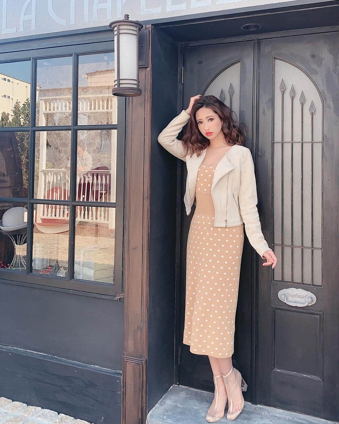 のインスタグラム：「💛 💛 💛 @royalparty_official  @royalparty_styling  展示会で一目惚れした❣️ドット柄ワンピースは春に着れるお気に入り👗💕 ジャケットとショートブーツも、ロイヤルパーティーです💛🐰 . 靴も履きやすくて可愛いからオススメ❣️ この春たくさん着れそう😊❣️ . 昨日の撮影が終わってから、韓国に来てるよー❣️ . . #royalparty#royalparty_styling#ロイヤルパーティー#ワンピ#レザージャケット#ショートブーツ#👢#👗#🧥#春服#ロイパ」