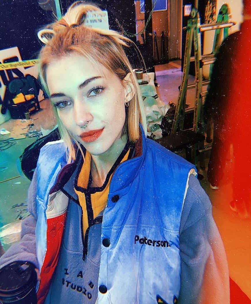 ステファニー・ミチョヴァのインスタグラム：「Fake or real nose ring? 😉 thinking about getting some more piercings but whereee 😅」