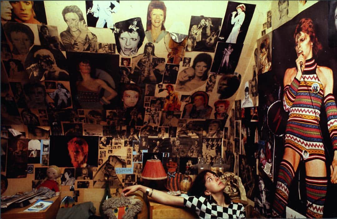 パット・マグラスさんのインスタグラム写真 - (パット・マグラスInstagram)「WHO’S YOUR “EYE-dol”? Tell Mother in the comments below ⚡️⚡️⚡️ Bowie fan in her room, 1980 ⚡️⚡️⚡️ #patmcgrathlabs #EYEdols #inspiration」3月21日 21時37分 - patmcgrathreal