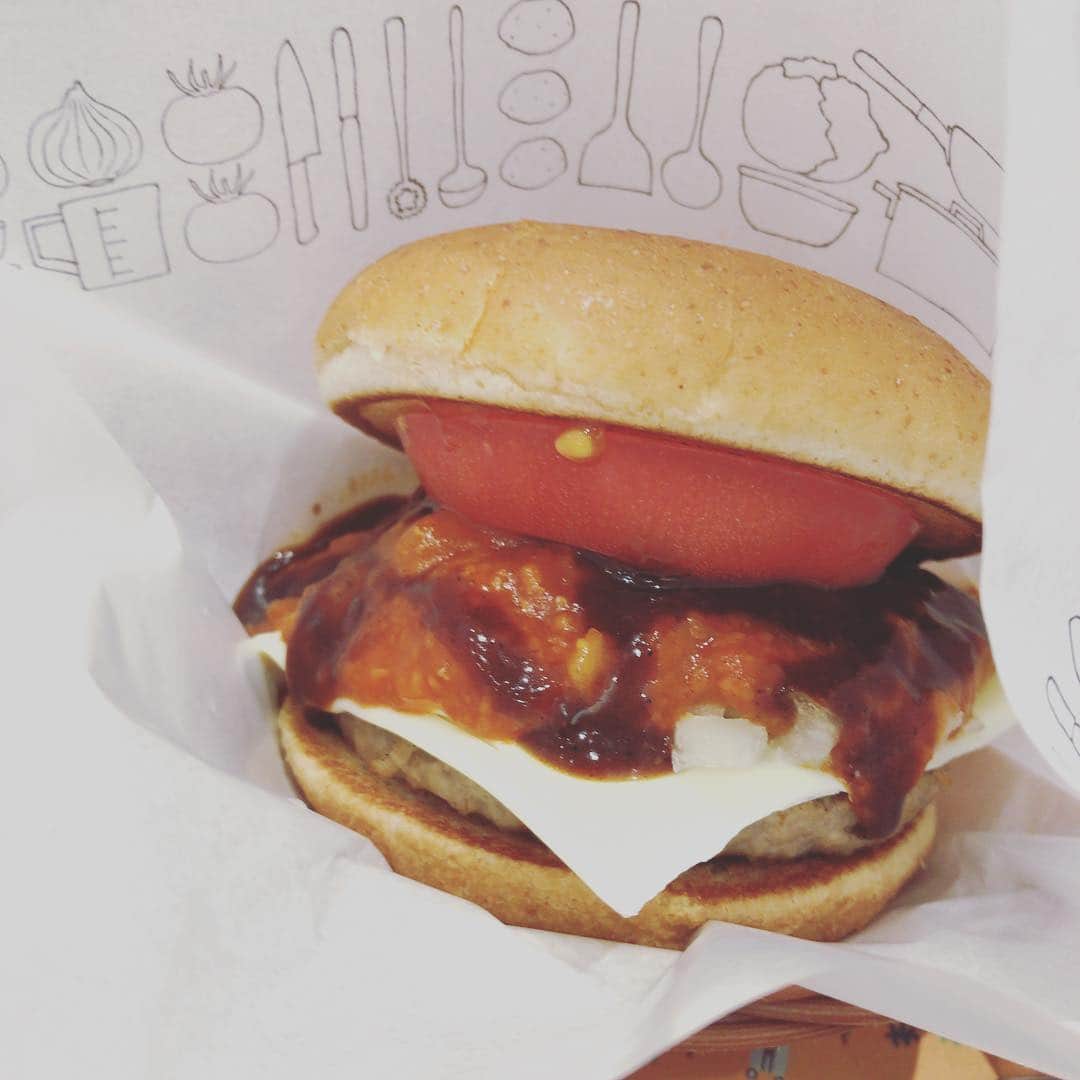 加藤千恵のインスタグラム：「先日のモスバーガー。気になっていた麻辣チーズバーガー、ようやく食べられたー！ しっかり辛くてしびれる感じ。チーズなしの普通のも気になるけど、販売期間内にまた食べる機会はあるだろうか……。」