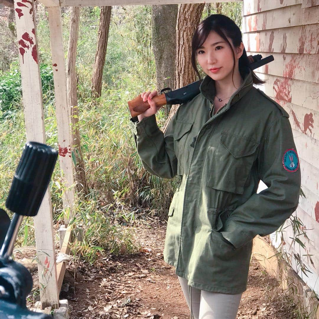 松嶋えいみさんのインスタグラム写真 - (松嶋えいみInstagram)「発売中のアームズマガジン4月号の「TOYGUN'sFIELD」に掲載中です🥰  ガン情報🔫 S&T スプリングフィールド M1903 エアコッキングガン 2つの大戦を生き延び20世紀半ばまで活躍した傑作ライフル🌟 ソードオフガンなら隠し持ちやすいよね！車の中からも撃ちやすいよね！これで殴れるから接近戦も持ってこいだね！なんつって(笑) それは映画の中の話ですね、、、 (笑) . . . ． #アームズマガジン #armsmagazine  #ホビージャパン #TOYGUN  #サバゲー #サバイバルゲーム #survivalgame #gandg」3月21日 21時39分 - eimi_matsushima