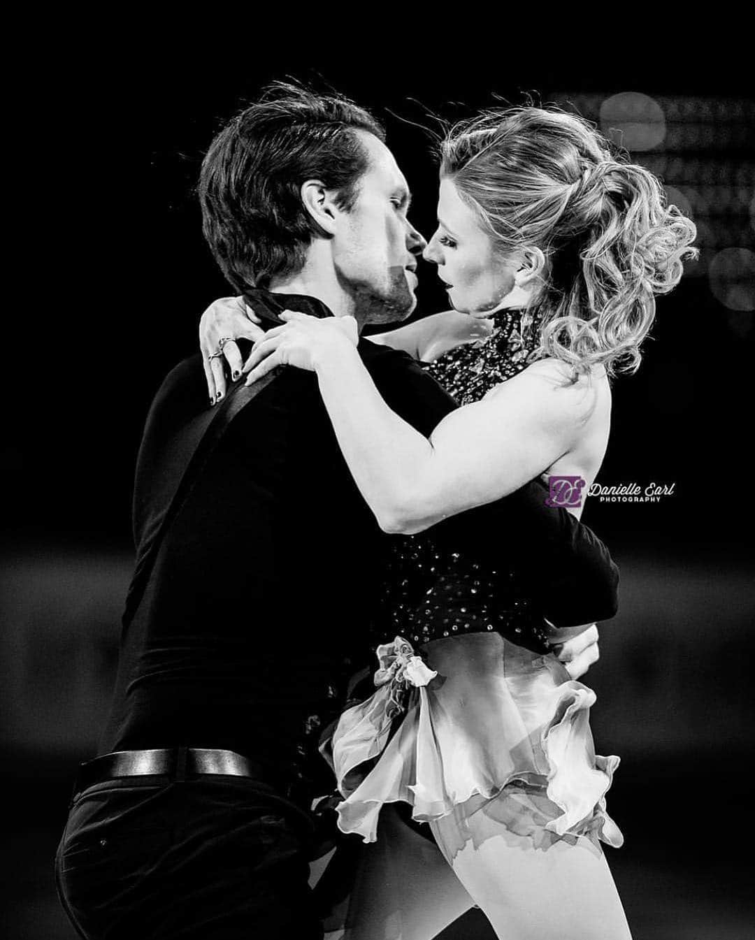 のインスタグラム：「I got your back 🖤 • • Bummer day today but lessons learned for the future.  As always, thanks for the love ❤️ 📸 @danielleearlphotography • • #worldfigure #skatecanada」