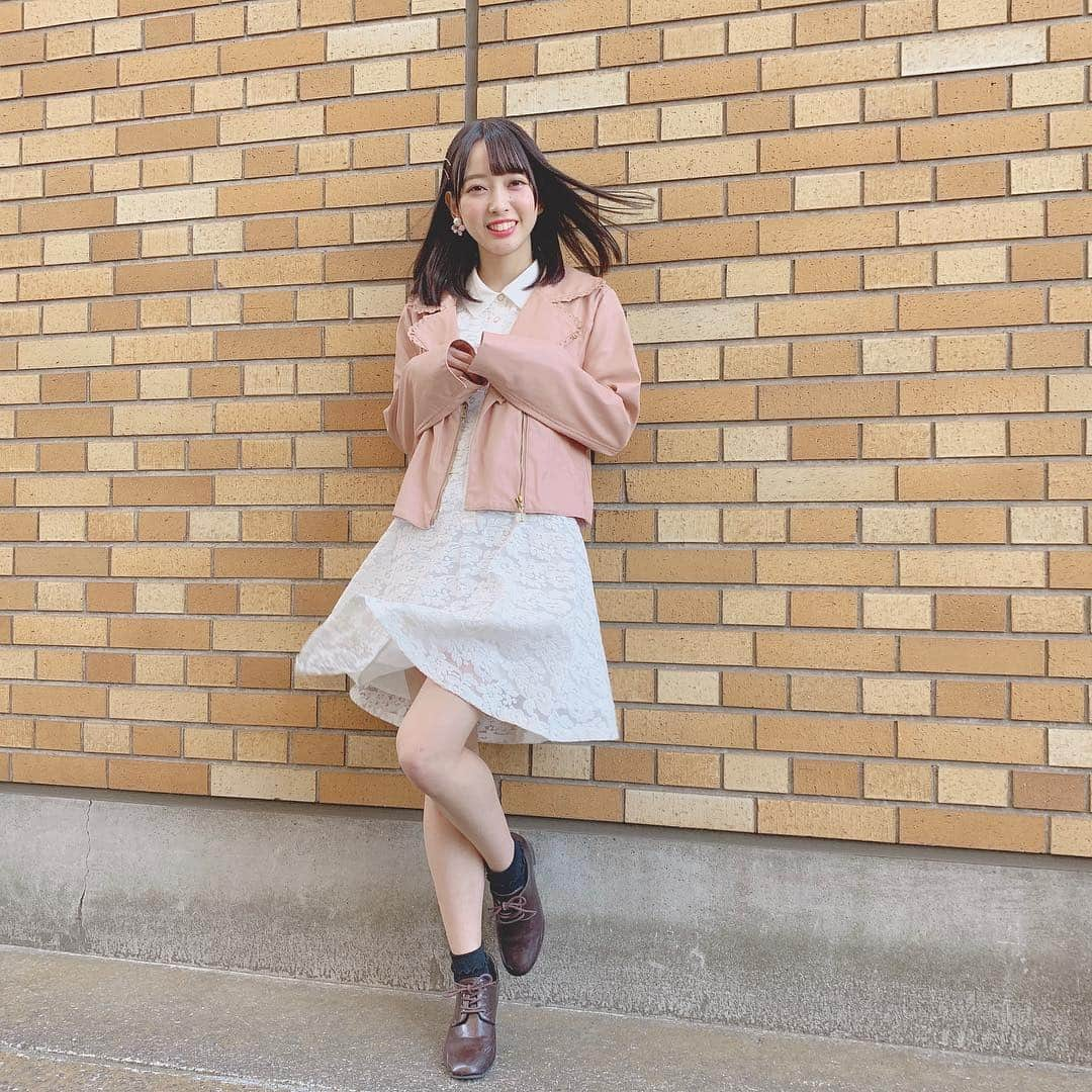 石田みなみさんのインスタグラム写真 - (石田みなみInstagram)「６日間あったSTU48個別握手会が今日で﻿ おわってしまいました。﻿ ﻿ ﻿ たくさんあると思っていたのに﻿ 本当にあっという間だった気がします😢﻿ ﻿ ﻿ 来て下さったみなさん﻿ 本当に本当にありがとうございました😊💓﻿ ﻿ ﻿ ﻿ ちなみに今日の私服は﻿ 先日、奈々さんにいただいた﻿ お洋服をきました🌸﻿ ﻿ ﻿ ﻿ ﻿ #STU48 #charmingtrip #石田みなみ﻿﻿ #2ndシングル #風を待つ #個別握手会﻿ #私服 #fashion #ootd #ヘアアレンジ﻿ #イヤリング  #AKB48 さん #岡田奈々 さん #船長﻿ #風がすごかった #いい感じになってるって #信じてる #笑」3月21日 21時44分 - ishida.minami_373