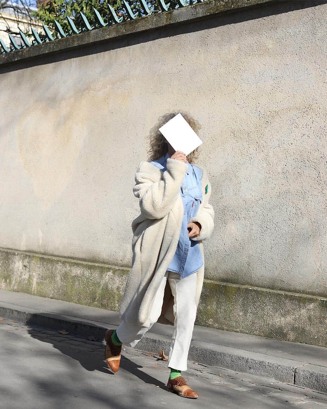 Lee Oliveiraさんのインスタグラム写真 - (Lee OliveiraInstagram)「When your show invitation comes in handy. Tips for when you don’t want your photo taken. . . #papped #streetstyle #fashion #style #moda #mode #streetphotography #street #fashionweek #paris」3月21日 21時47分 - leeoliveira