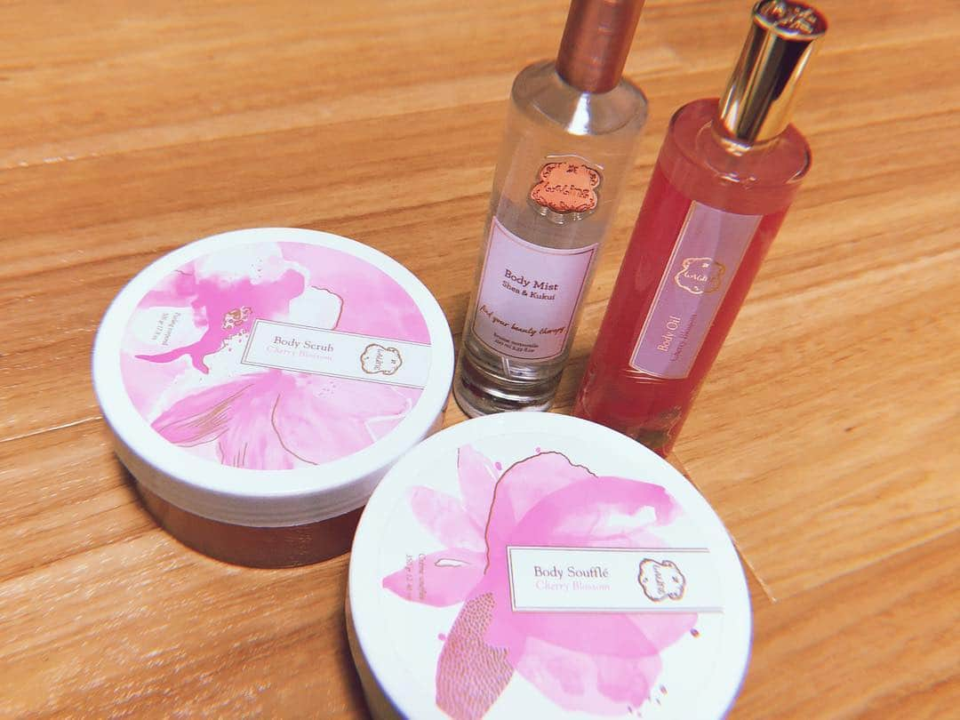 くりかさんのインスタグラム写真 - (くりかInstagram)「🌸❤︎#くぅすたぐらむ #bodycare  #laline #cherryblossom #sheaandkukui #あゆみくりかまき #あゆくま」3月21日 21時47分 - kurika_ayumikurikamaki