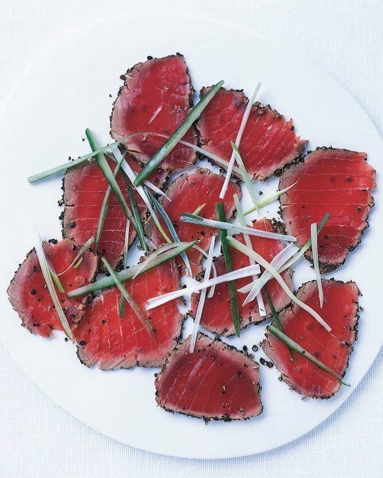 ナイジェラ・ローソンさんのインスタグラム写真 - (ナイジェラ・ローソンInstagram)「A blast from the past; #recipeoftheday is Tuna Tataki. Or that’s what we called it back then. Now when I make it, I call it Pepper-Seared Tuna Photograph by @petrinatinslay And to get the recipe, proceed as follows: tap on my name, which will take you to a page that has a link on it that says www.nigella.com/instagram. When you click on this link, it will take you to a page of photographs: click on the photograph of the recipe in question!」3月21日 21時52分 - nigellalawson